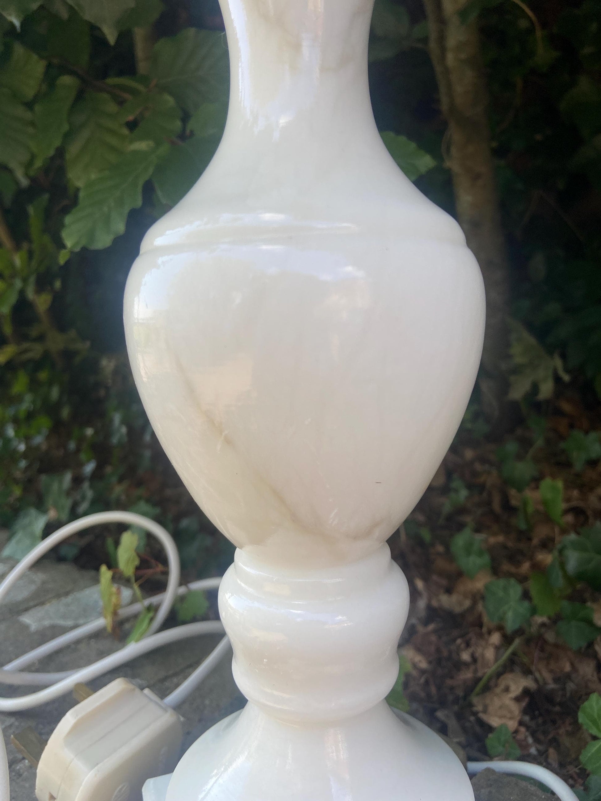 Retro Alabaster Onyx Table Lamp - cream with light grey veins - large and working