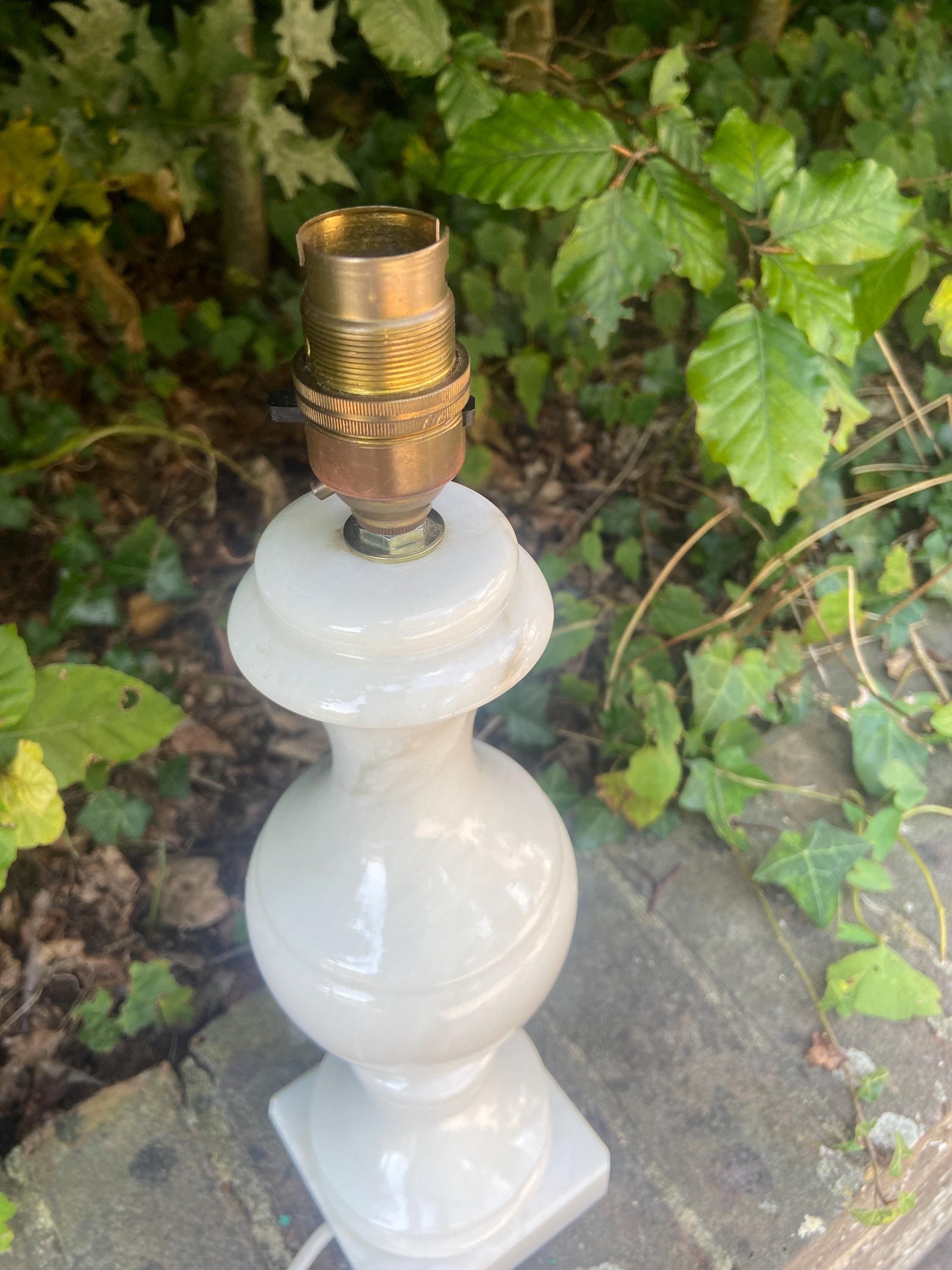 Retro Alabaster Onyx Table Lamp - cream with light grey veins - large and working