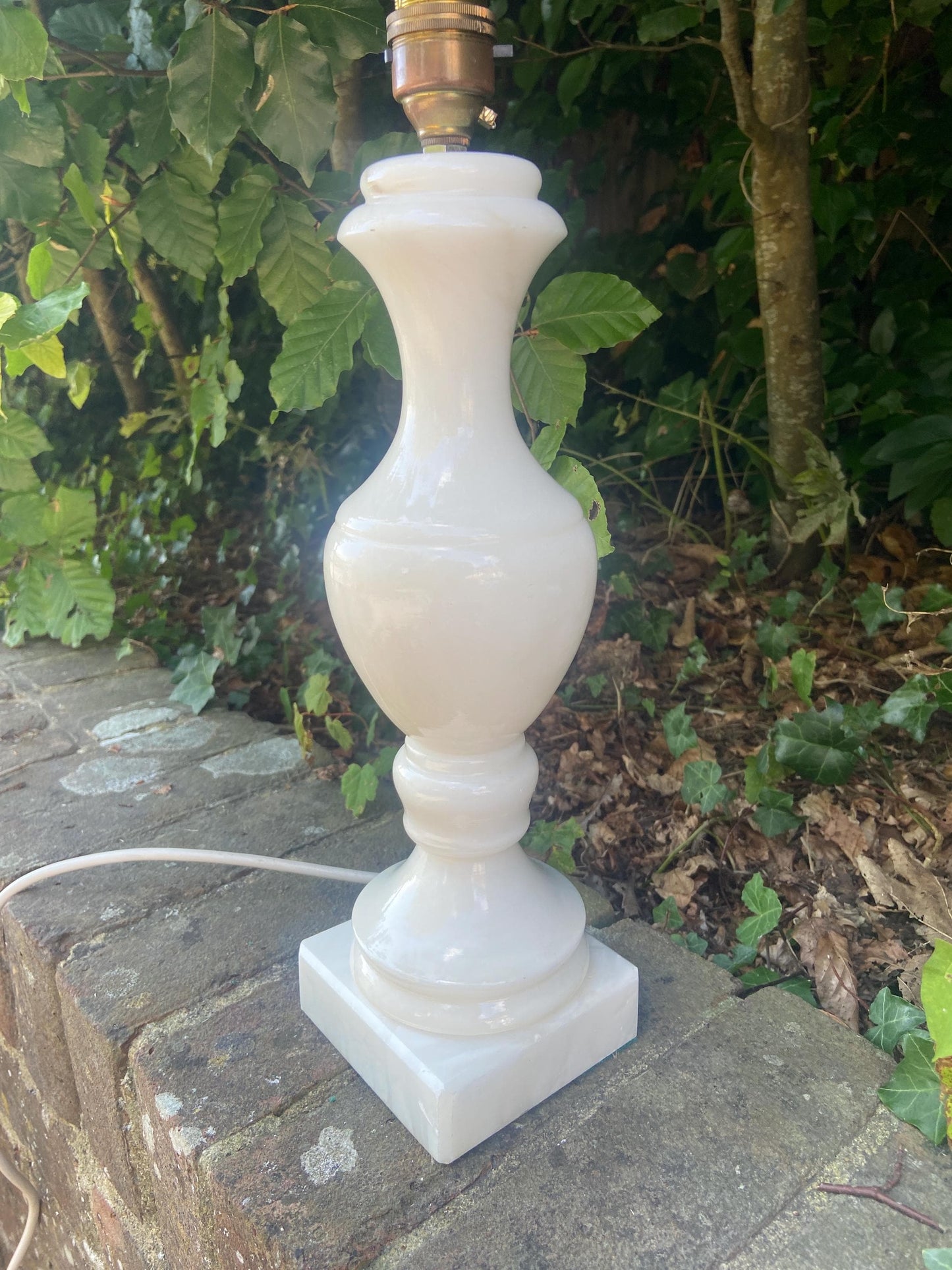 Retro Alabaster Onyx Table Lamp - cream with light grey veins - large and working