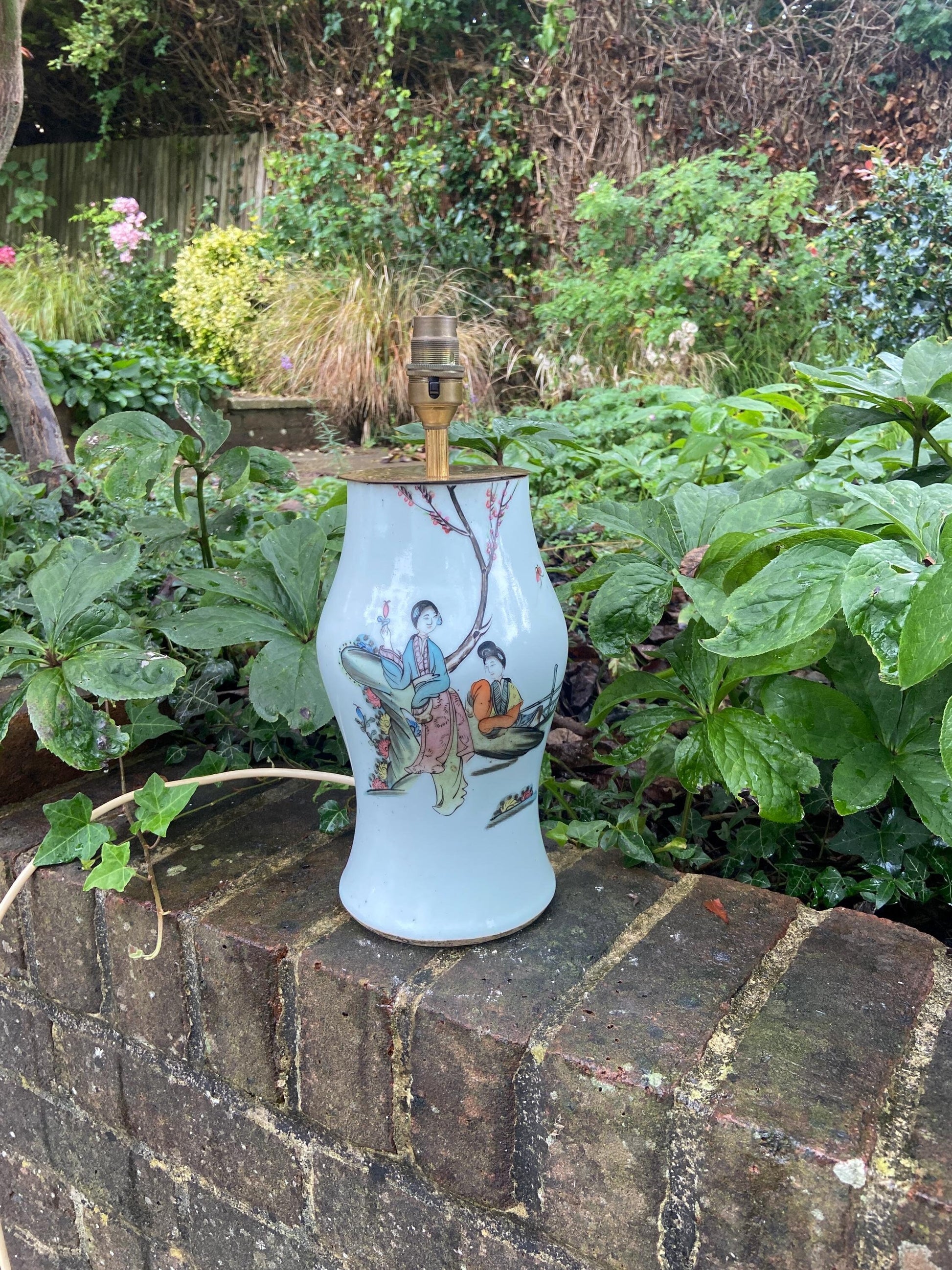 retro oriental table lamp. hand painted with japanese ladies. gorgeously coloured design on white background. has some minor wear but definitely worthhaving.