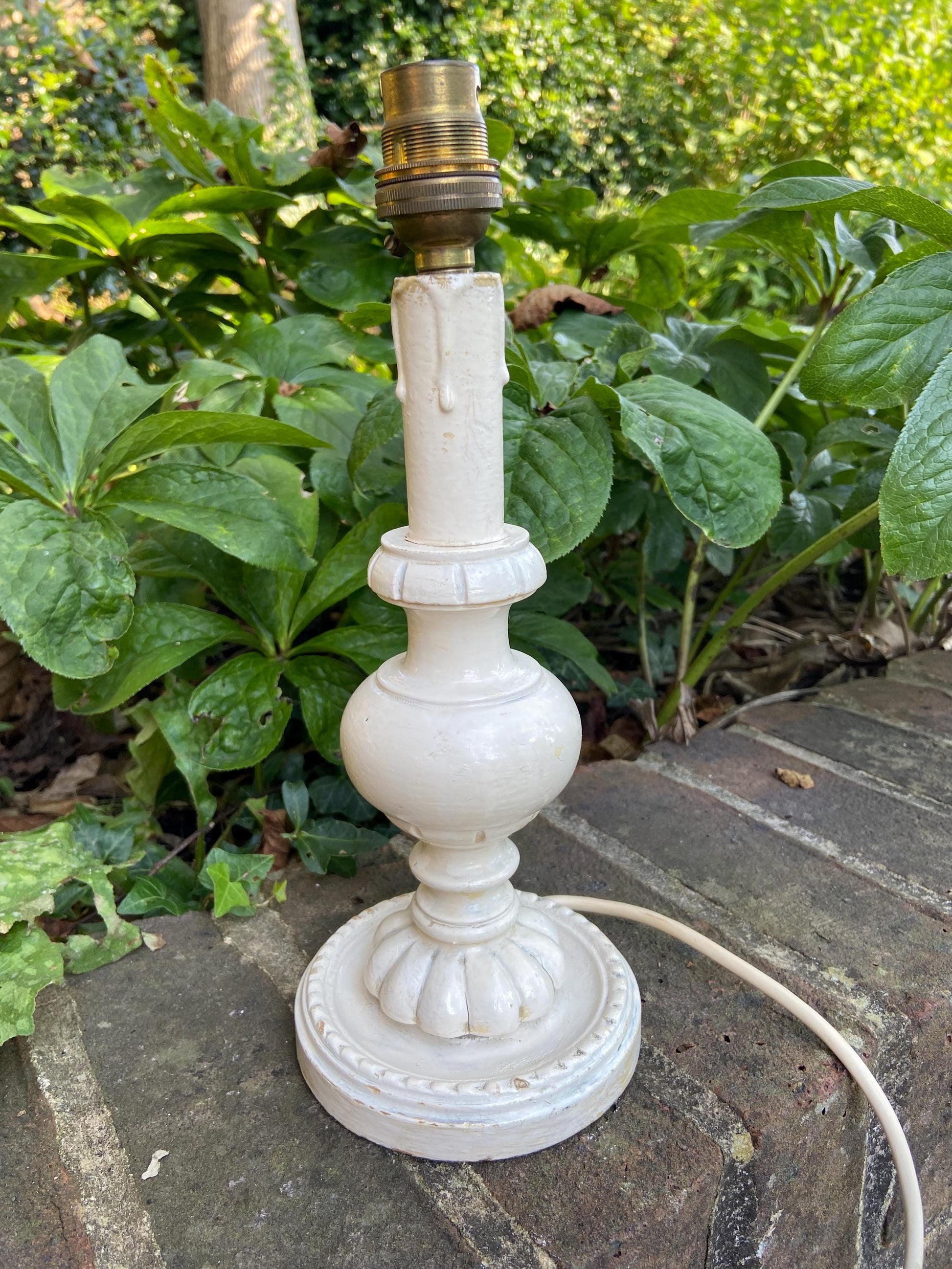 Vintage French white painted table lamp, retro table lamp - working