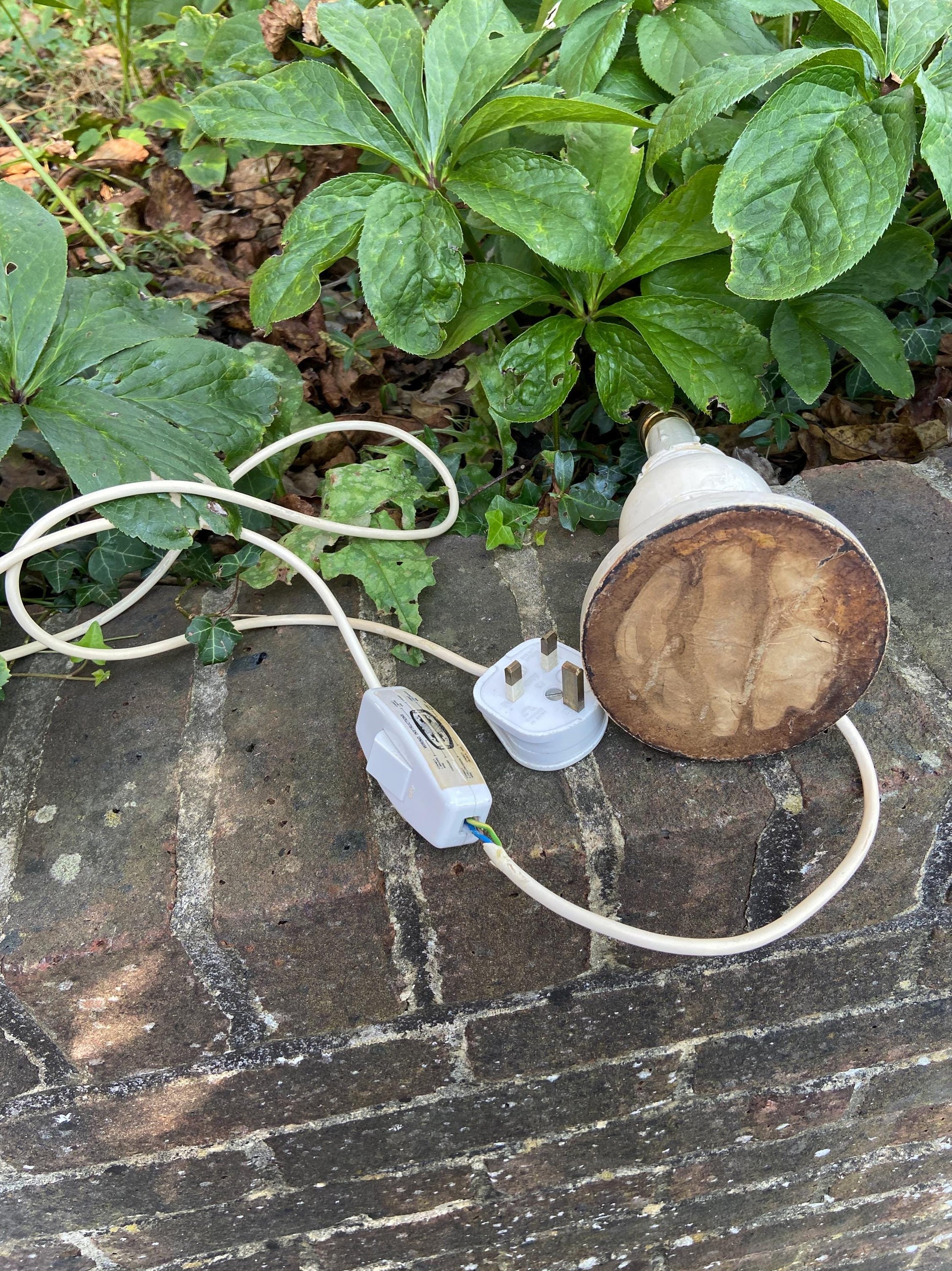 Vintage French white painted table lamp, retro table lamp - working