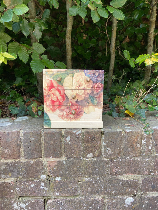decoupage floral trinket or jewellery box. great condition. perfect for little treasures.