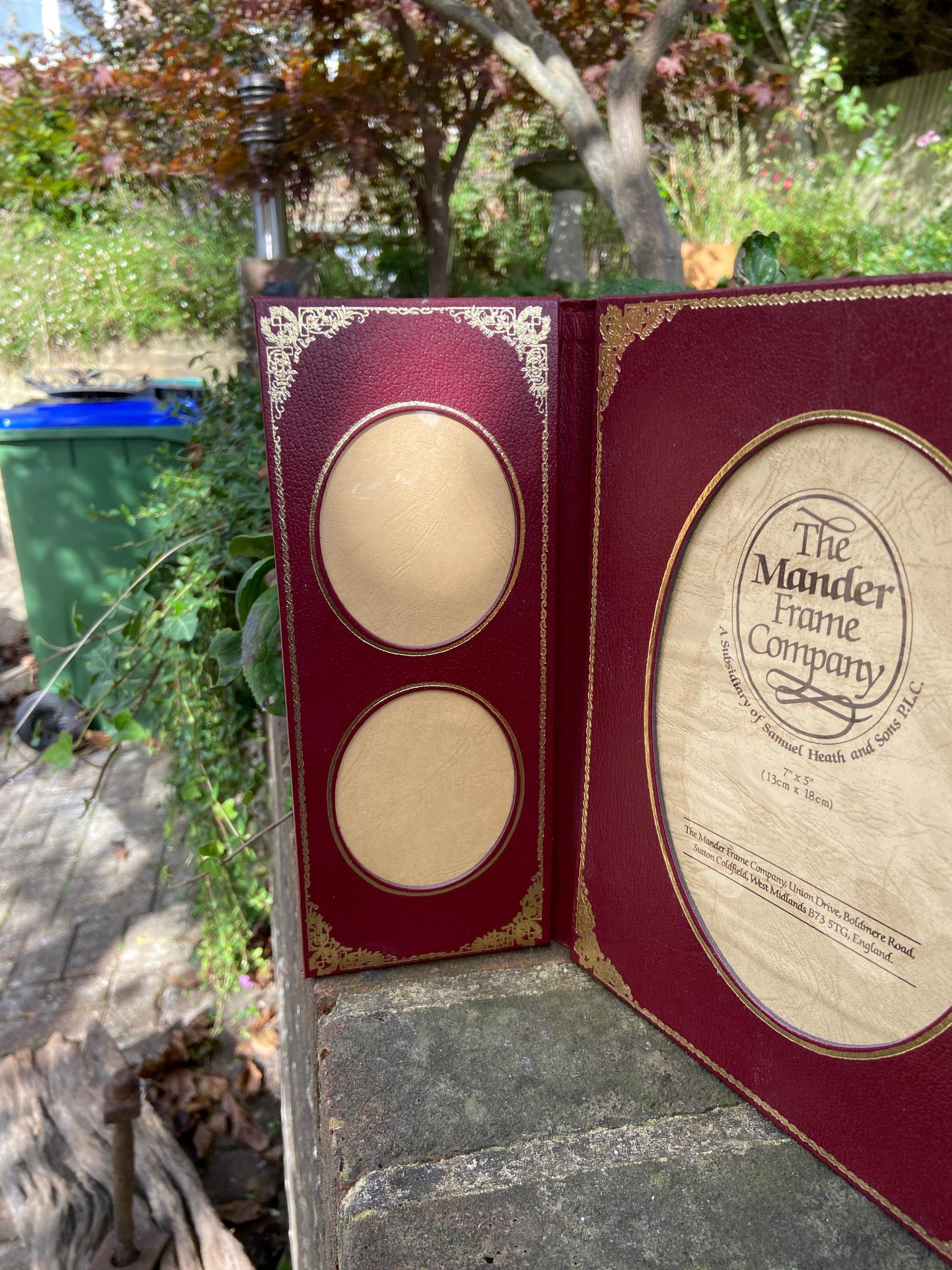 Vintage Mander Frame Company Photo Frame – 5 photos in a leatherette standup frame, vintage photoframe