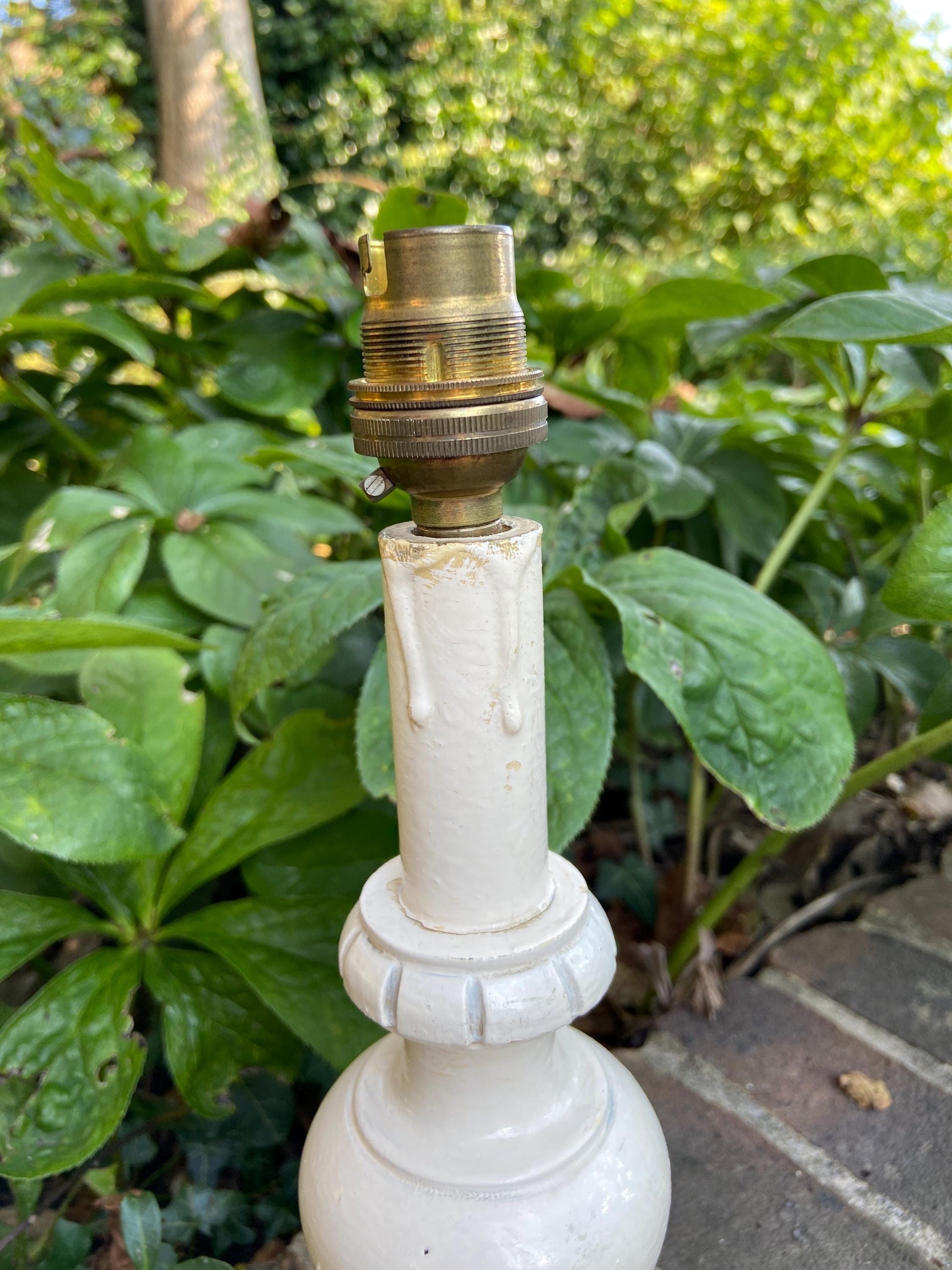 Vintage French white painted table lamp, retro table lamp - working