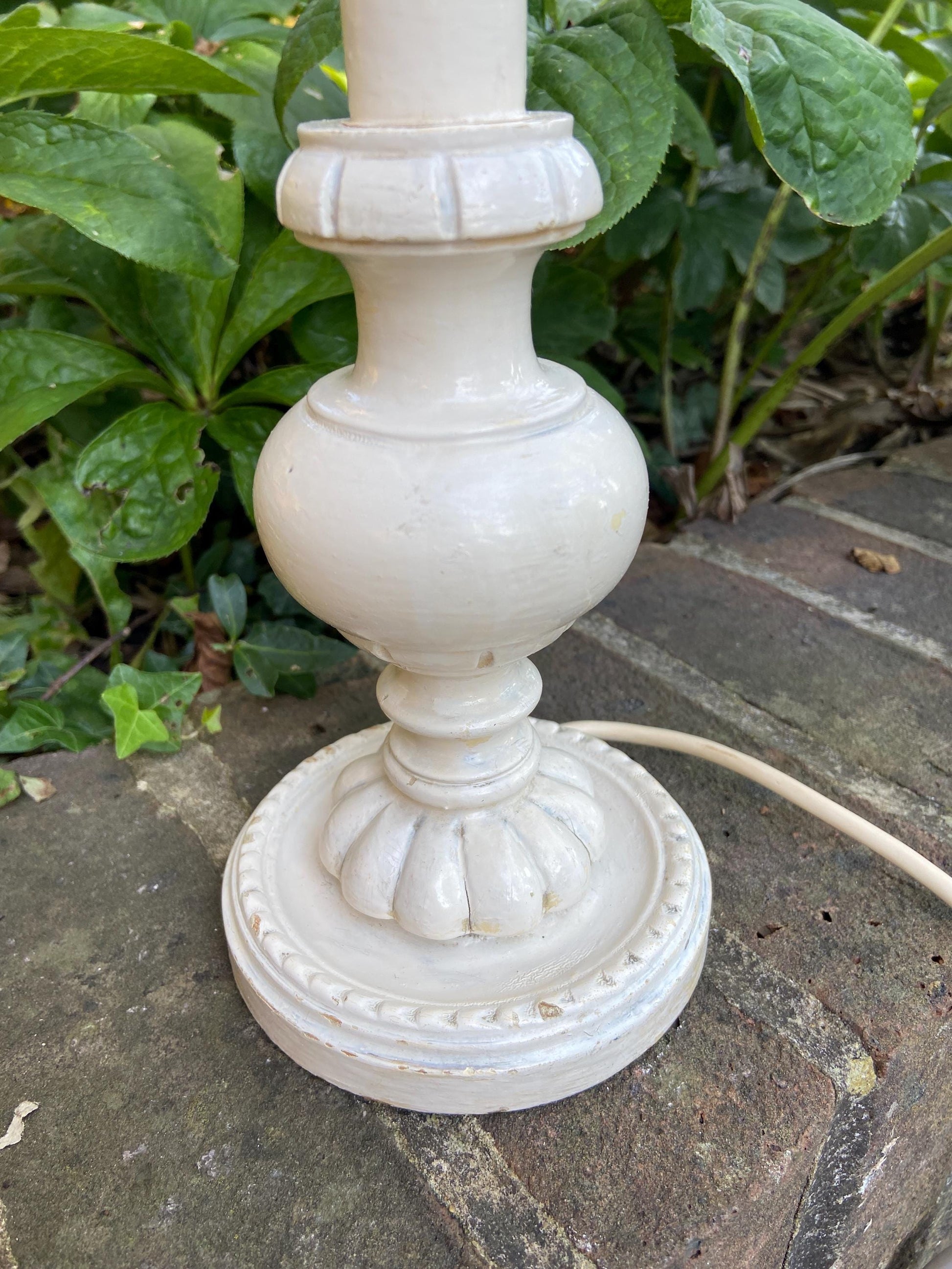 Vintage French white painted table lamp, retro table lamp - working
