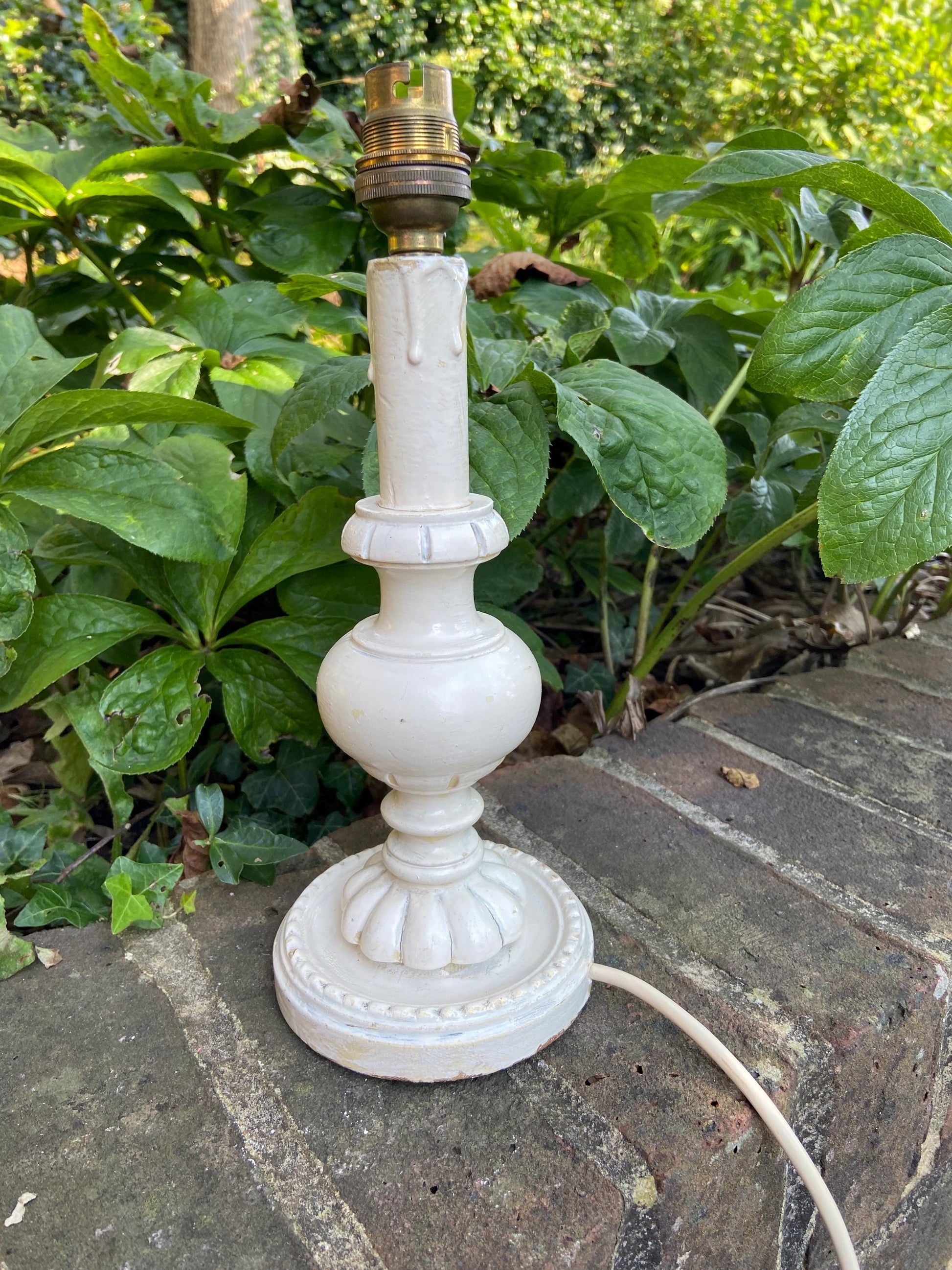 Vintage French white painted table lamp, retro table lamp - working