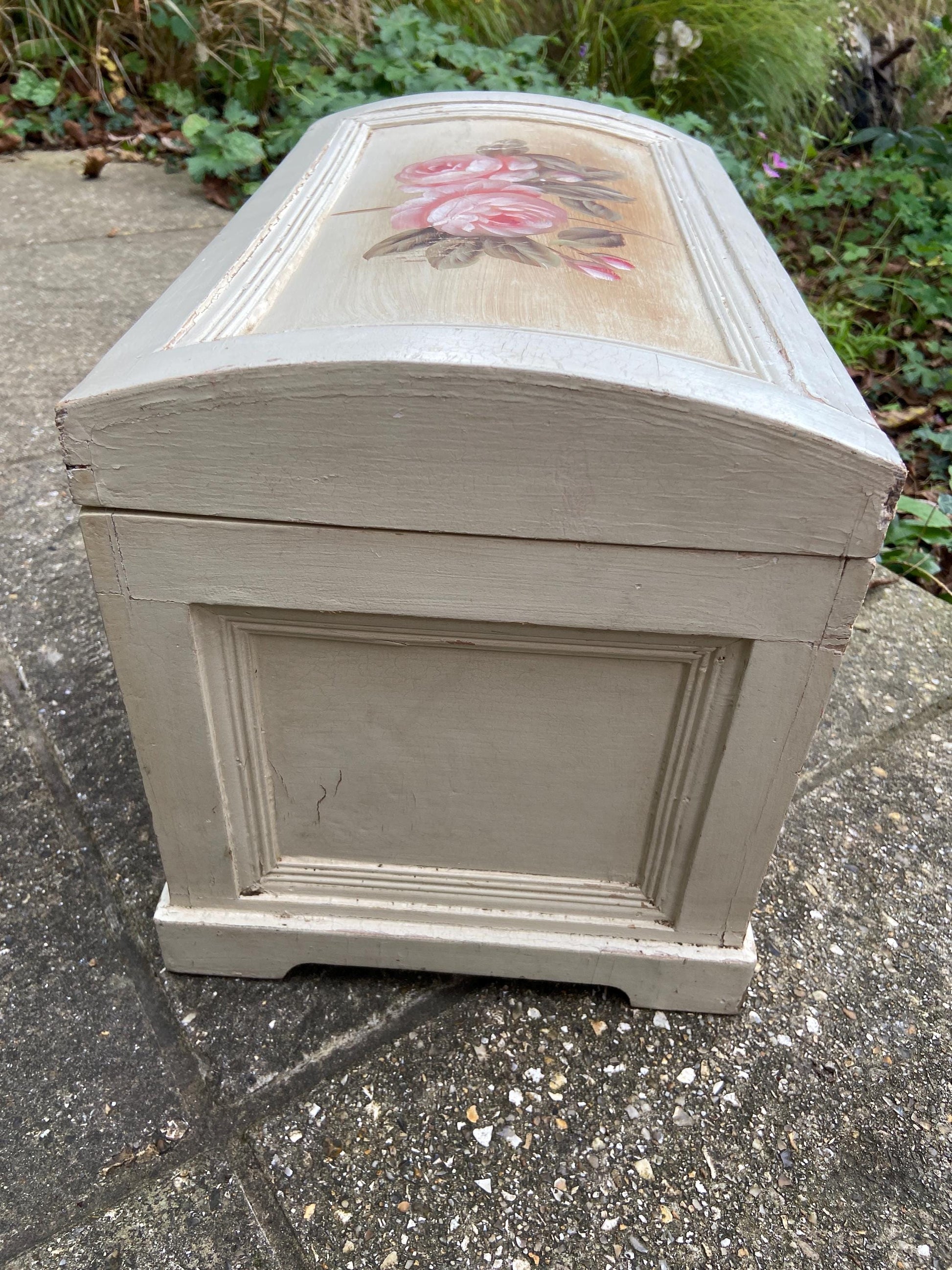 Delightful vintage painted treasure chest, storage box, toy box - country look, shabby chic finish