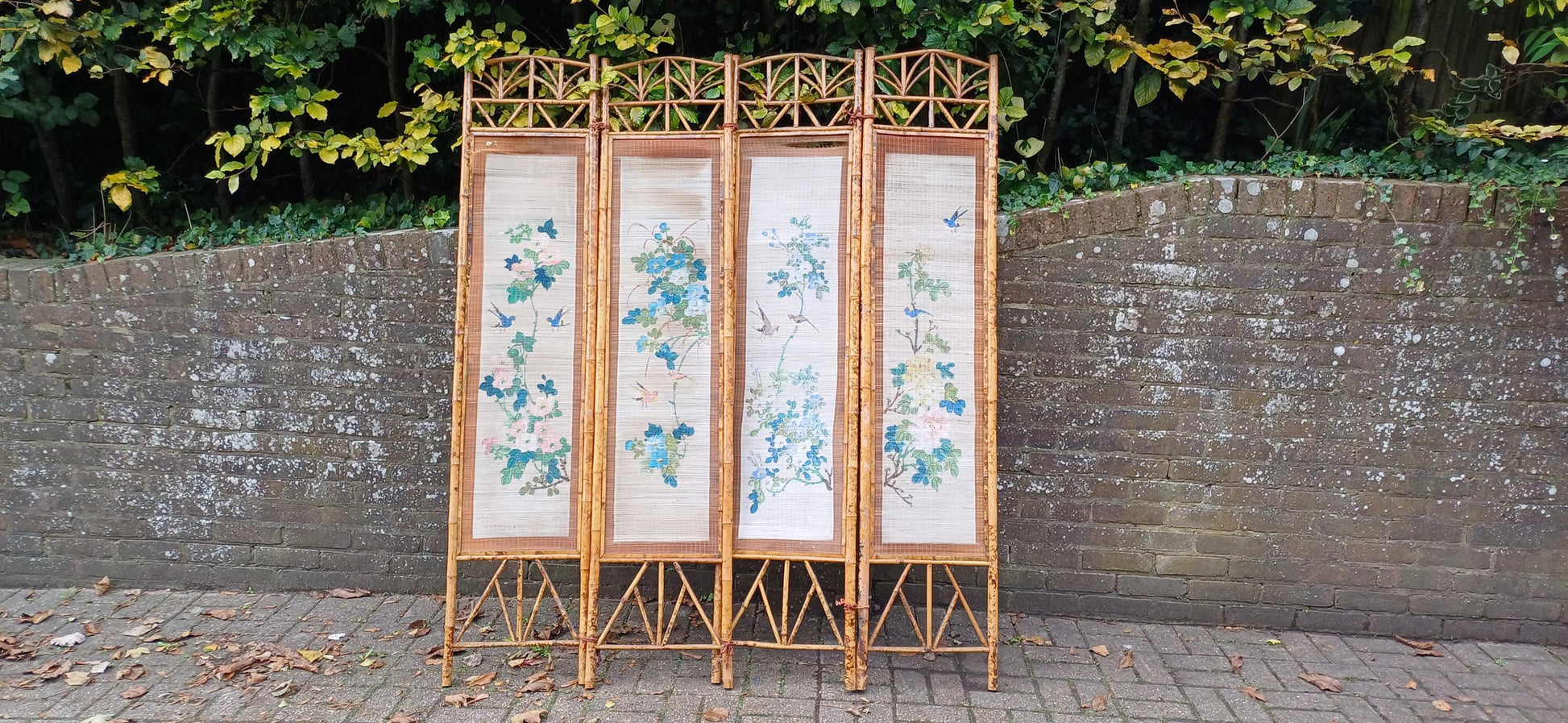Superb Hand Painted Oriental Style Victorian Bamboo and Rattan Folding Vanity Screen Room Divider. Free Hand Delivery.