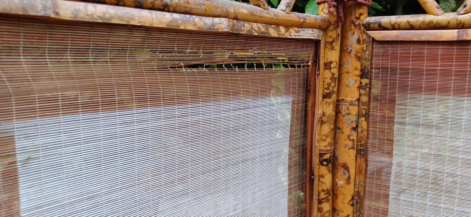 Superb Hand Painted Oriental Style Victorian Bamboo and Rattan Folding Vanity Screen Room Divider. Free Hand Delivery.