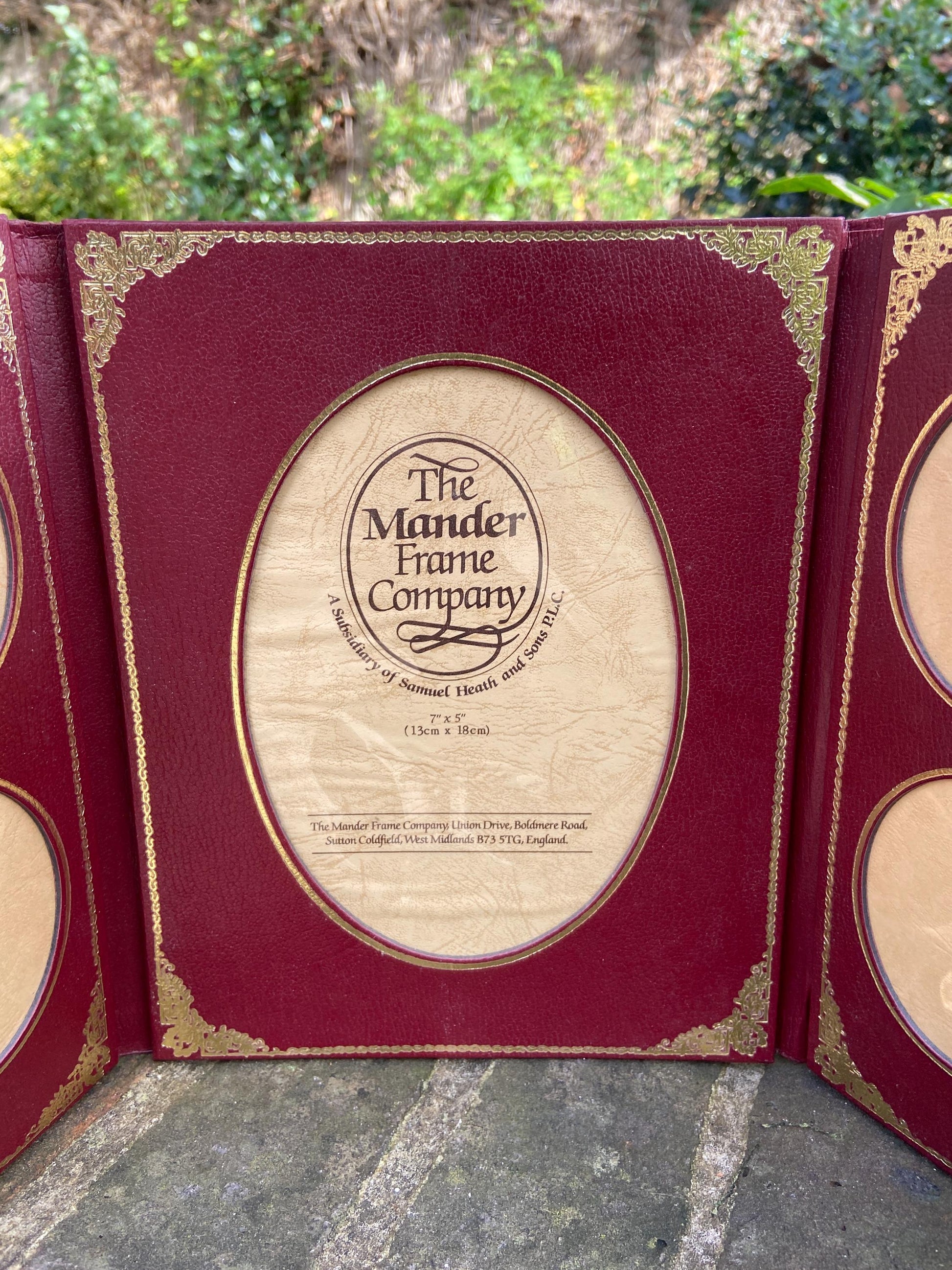 Vintage Mander Frame Company Photo Frame – 5 photos in a leatherette standup frame, vintage photoframe