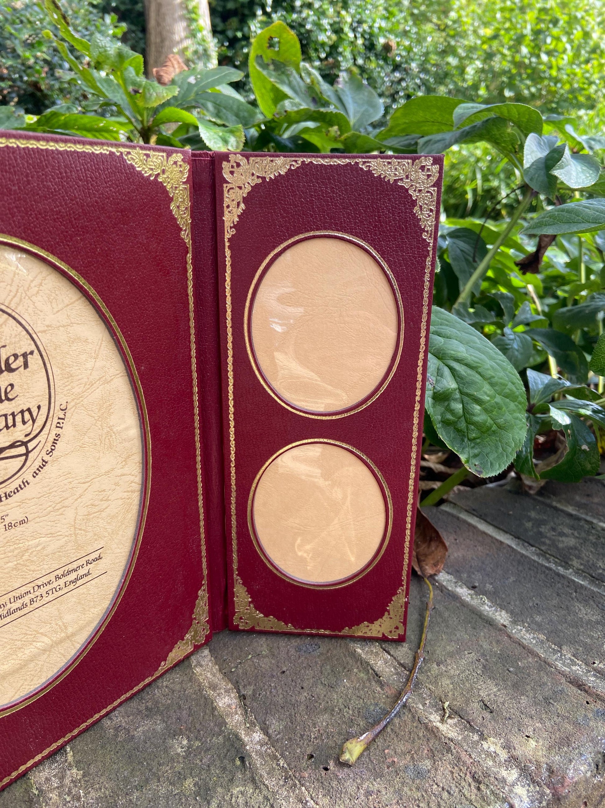 Vintage Mander Frame Company Photo Frame – 5 photos in a leatherette standup frame, vintage photoframe