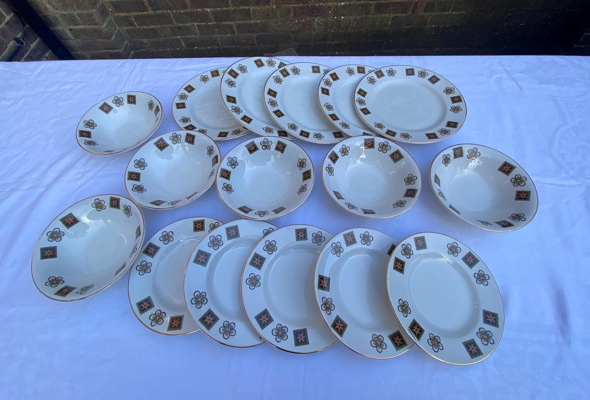 retro dinner set, dinner service retro pattern. 1970s dinner service. dinner plates, dessert bowls, side plates; 16 pieces