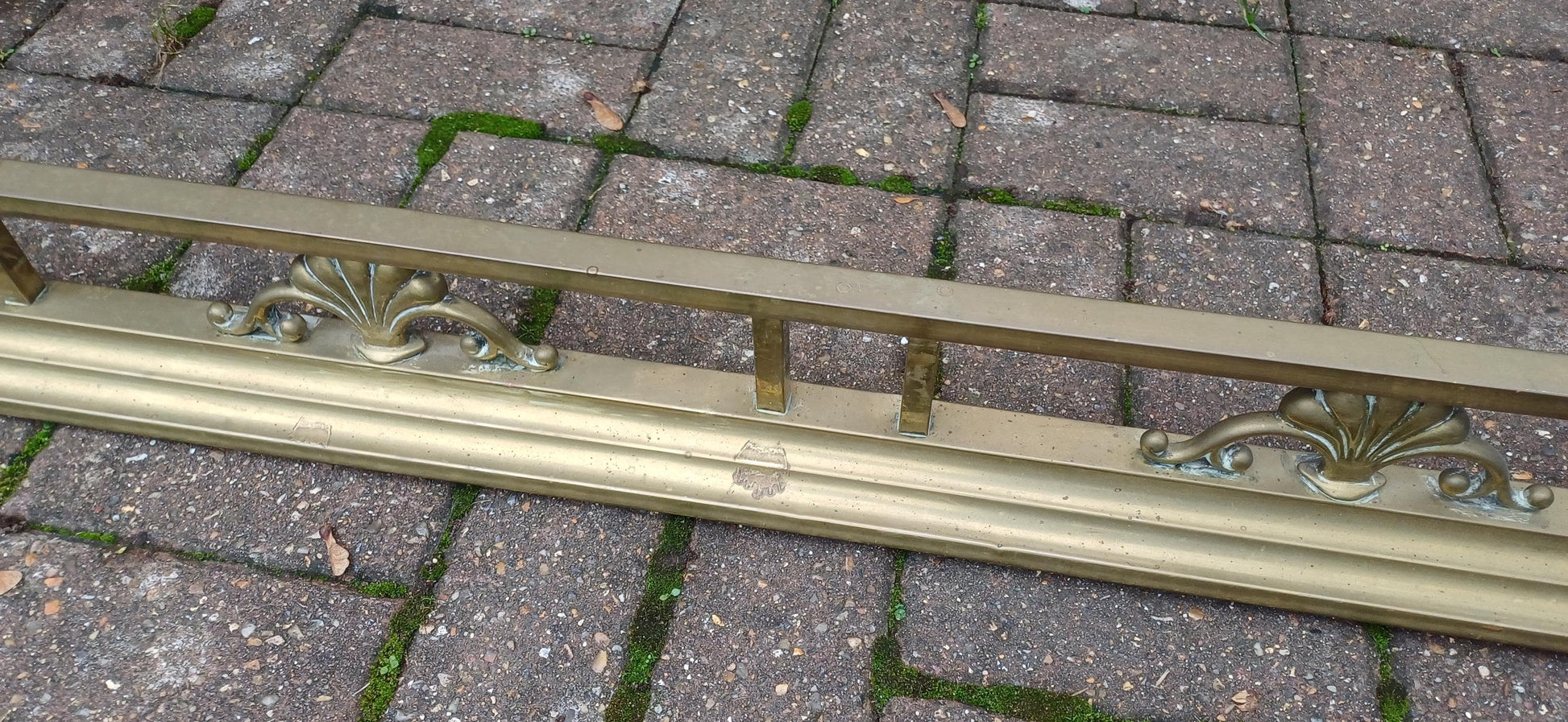 Large and Attractive Vintage Victorian Brass Fender – Elegant Fire Guard and Fireplace Decoration