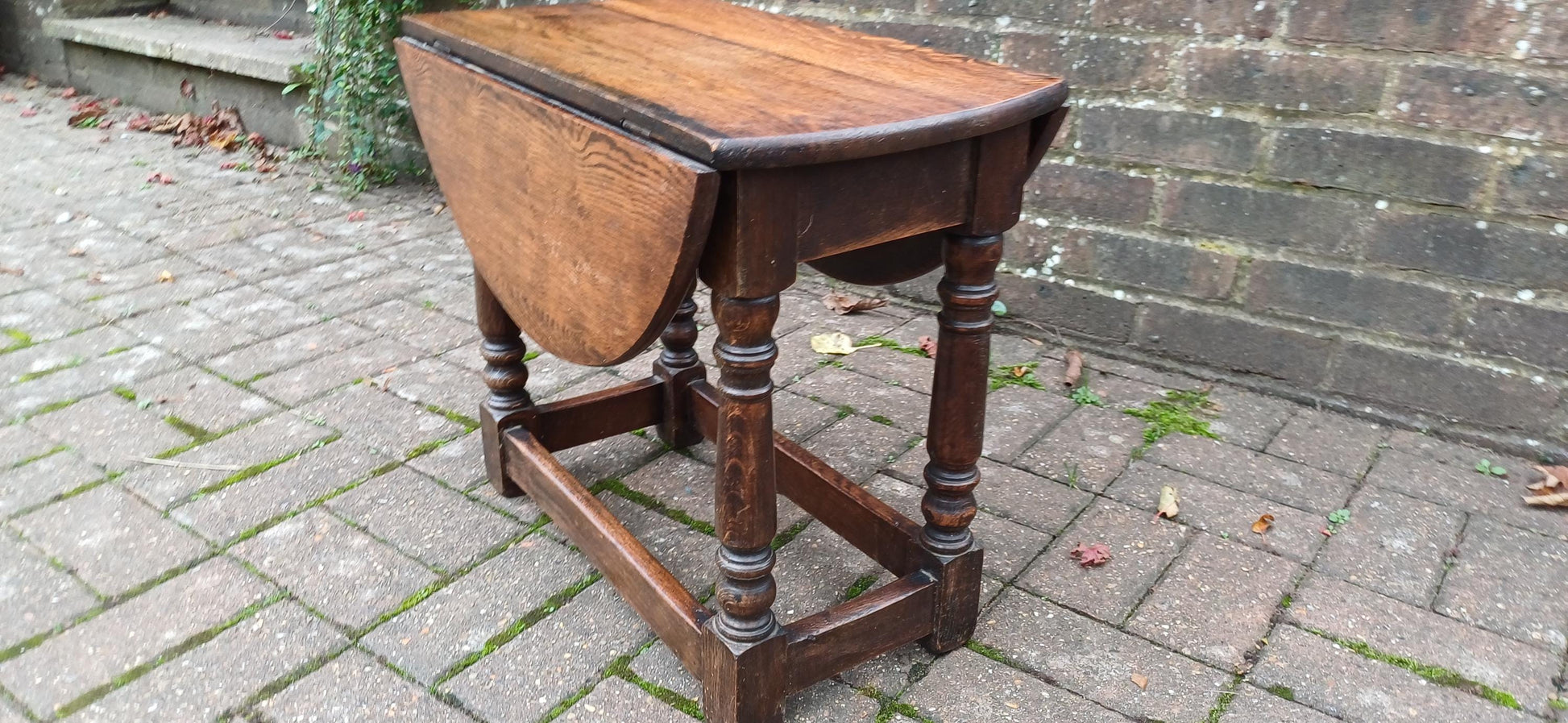 Quality Solid Oak Utility Stool with Swivel Top – Versatile Coffee Table or Seat
