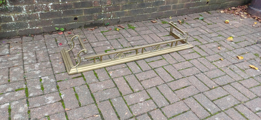 Large and Attractive Vintage Victorian Brass Fender – Elegant Fire Guard and Fireplace Decoration