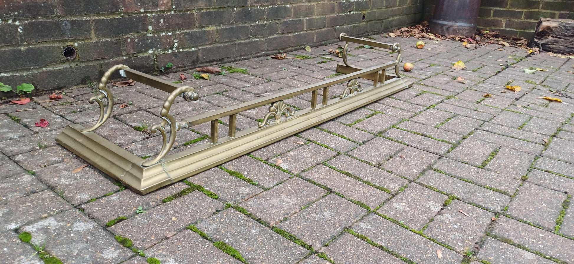 Large and Attractive Vintage Victorian Brass Fender – Elegant Fire Guard and Fireplace Decoration
