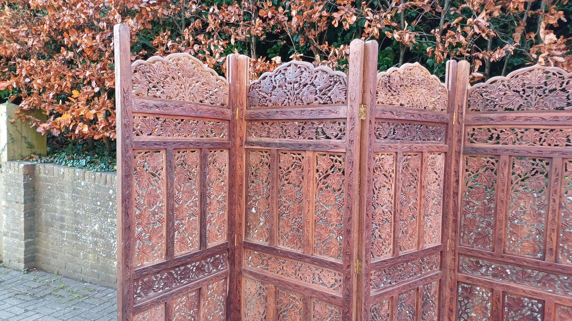 Vintage 1970s/80s Handcrafted Hardwood Vanity Screen Room Divider with Intricate Grapevine Carvings FREE HAND Delivery