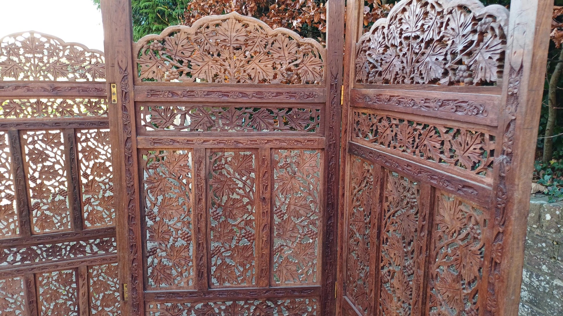 Vintage 1970s/80s Handcrafted Hardwood Vanity Screen Room Divider with Intricate Grapevine Carvings FREE HAND Delivery