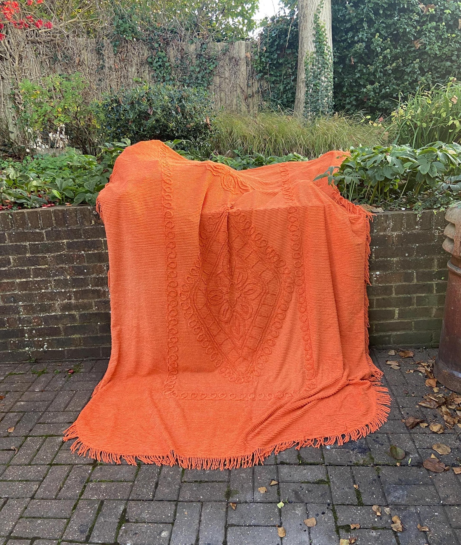 authentic retro 1970s double bed bedspreador throw.  good condition. typically retro.