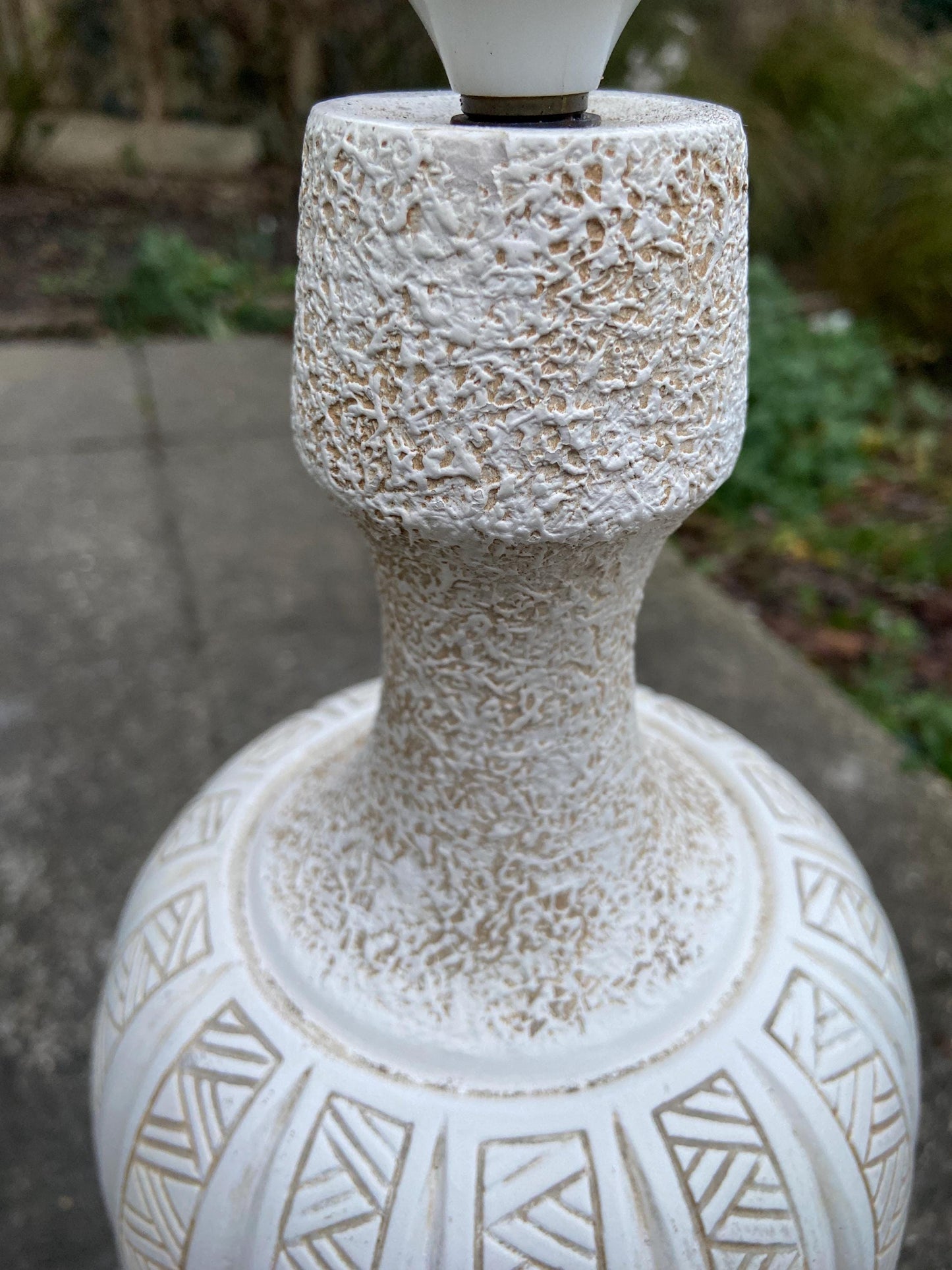 Super tall Retro 1970s white Pottery Table Lamp on wooden base - Vase style, stickle finish and geometric design - 63 cm tall