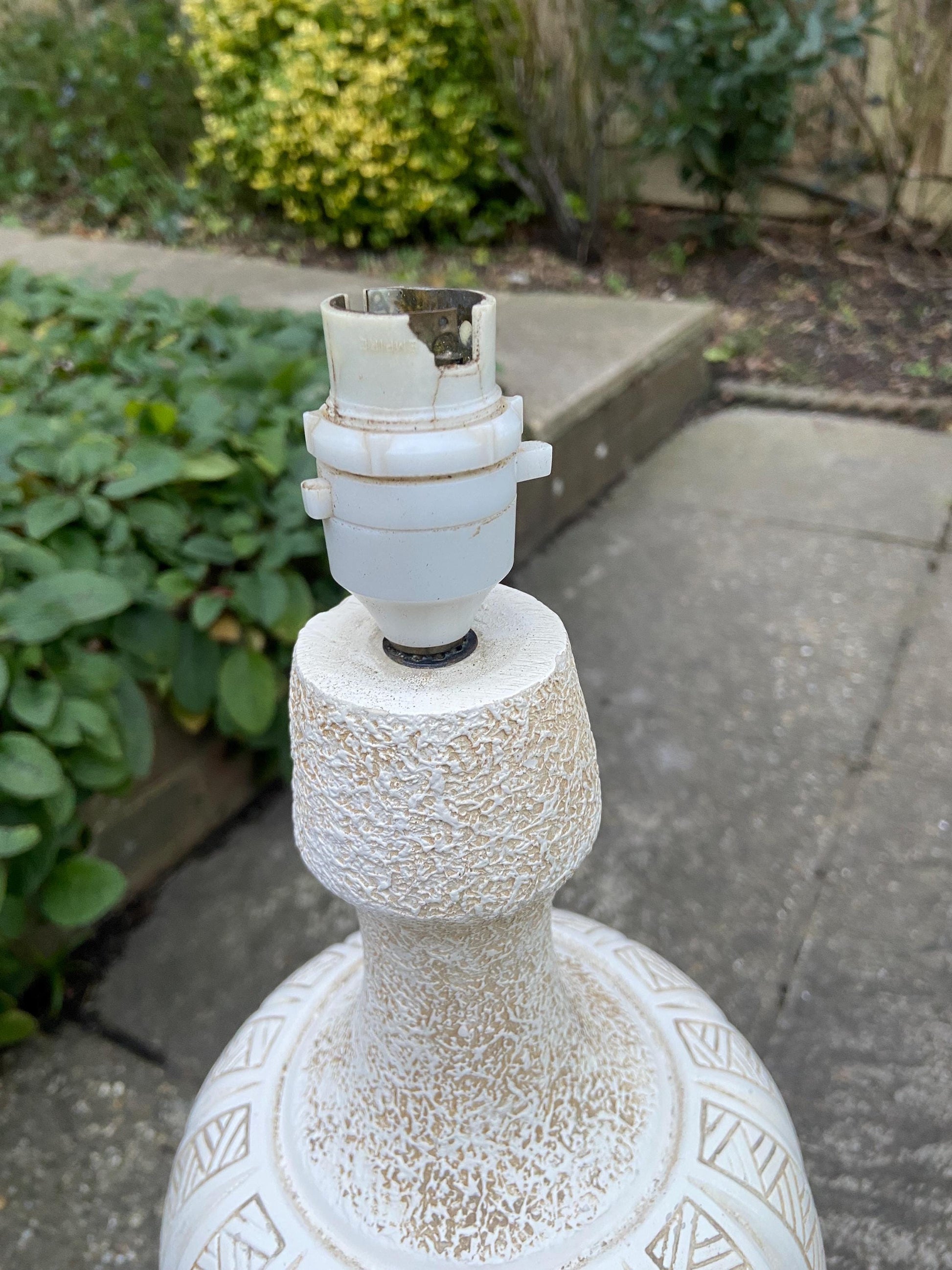 Super tall Retro 1970s white Pottery Table Lamp on wooden base - Vase style, stickle finish and geometric design - 63 cm tall