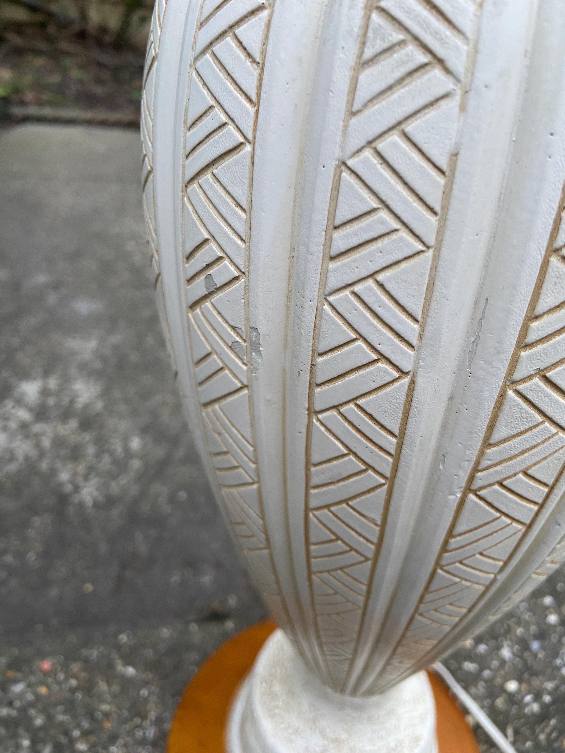 Super tall Retro 1970s white Pottery Table Lamp on wooden base - Vase style, stickle finish and geometric design - 63 cm tall