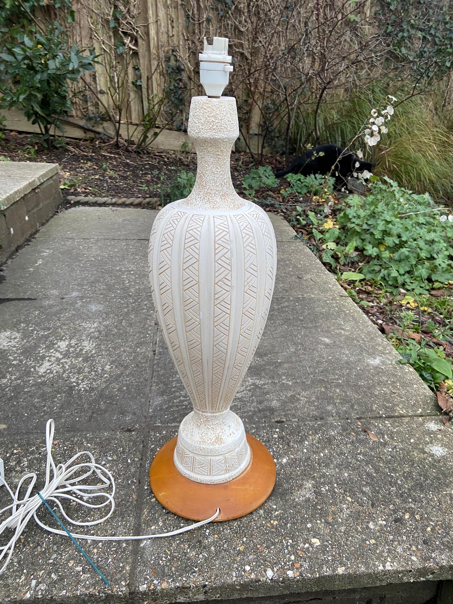 Super tall Retro 1970s white Pottery Table Lamp on wooden base - Vase style, stickle finish and geometric design - 63 cm tall