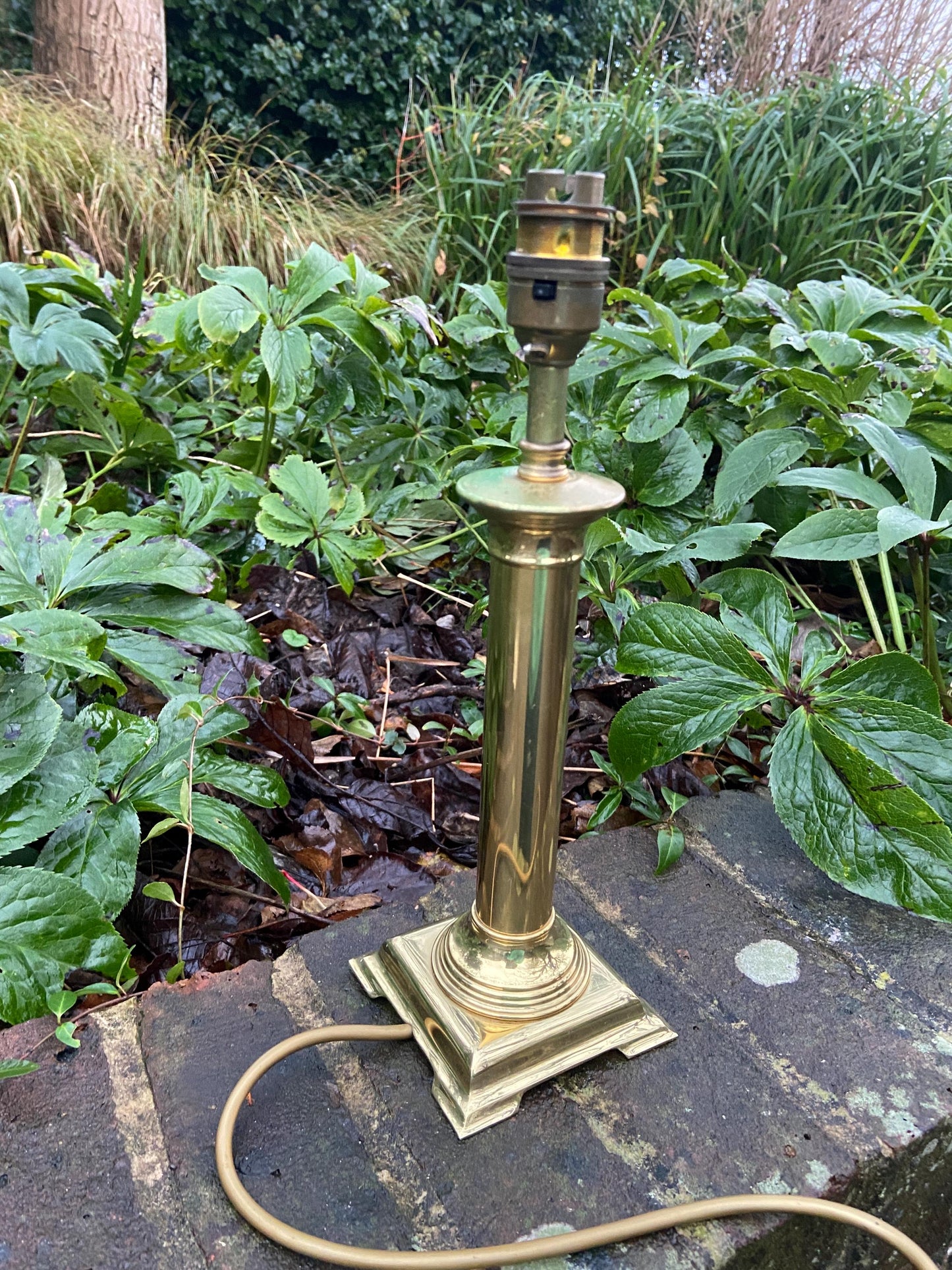 Medium sized classic retro brass vintage table lamp made for BHS - 32cm tall, working condition