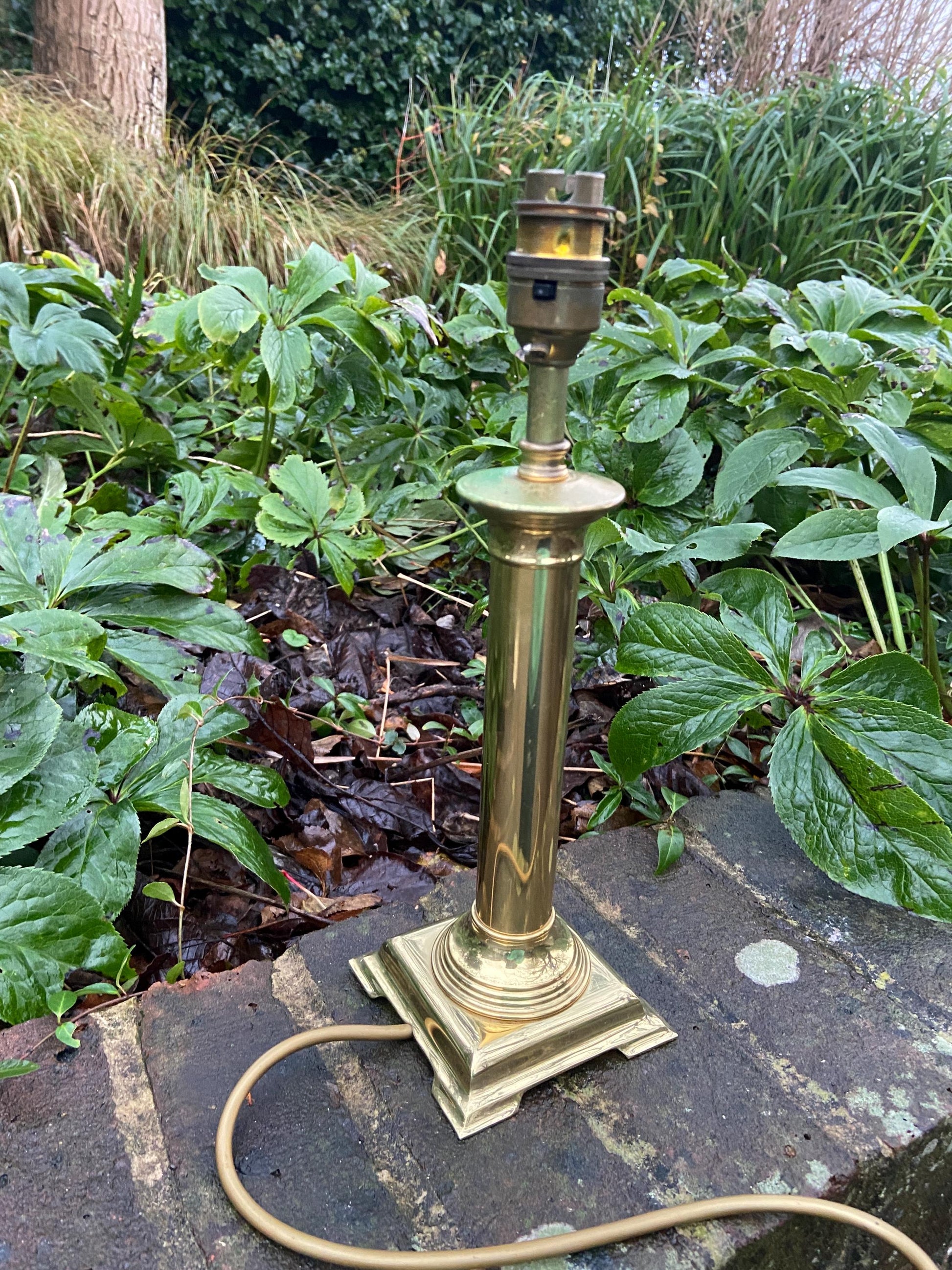 Medium sized classic retro brass vintage table lamp made for BHS - 32cm tall, working condition