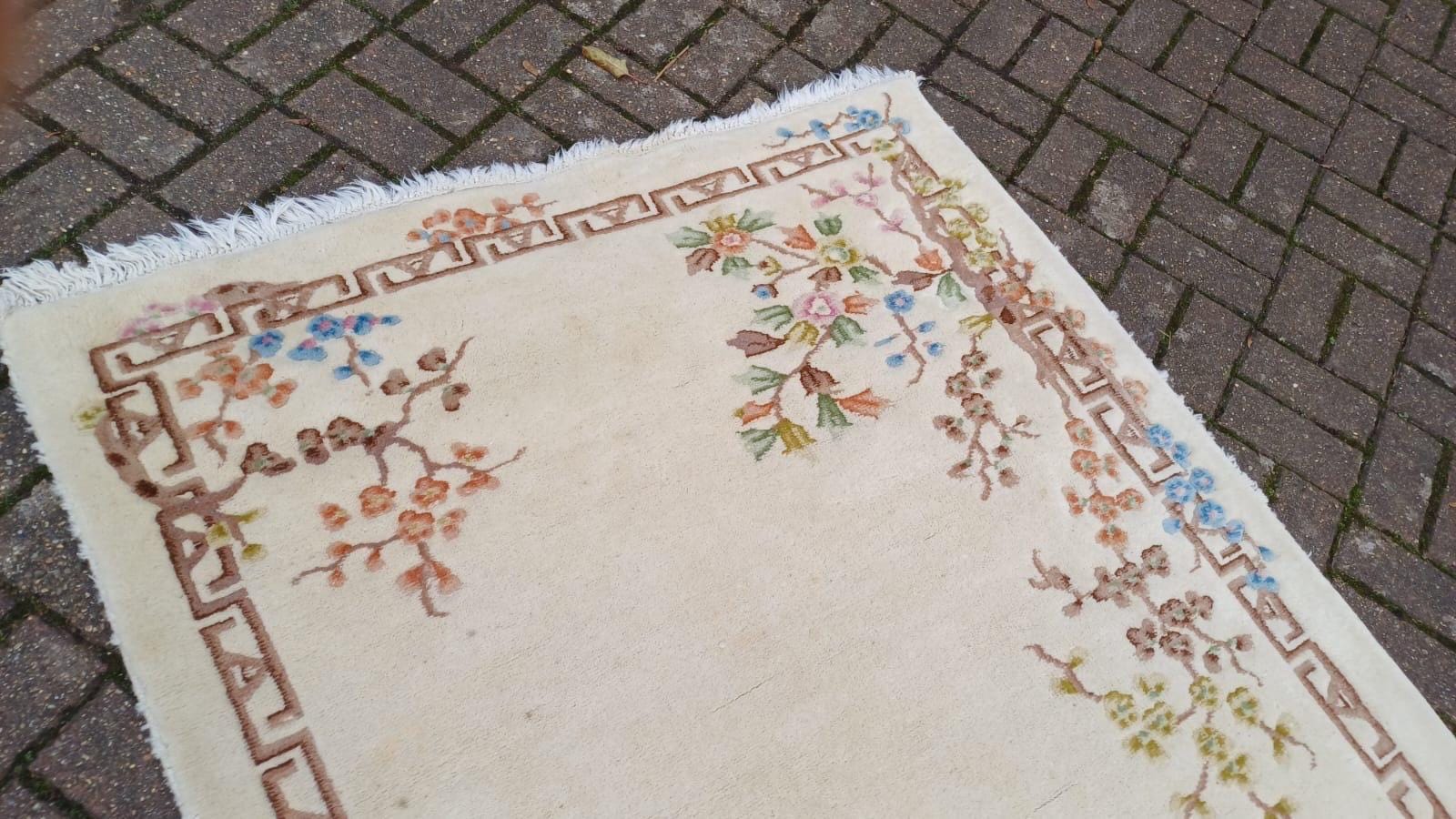 Cream thick wool vintage rug with floral detail - 1970s/80s, vgc 194cm x 122cm