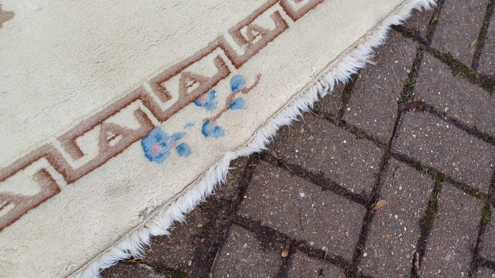 Cream thick wool vintage rug with floral detail - 1970s/80s, vgc 194cm x 122cm