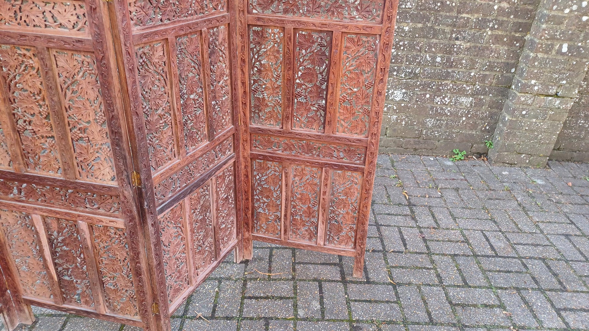 Vintage 1970s/80s Handcrafted Hardwood Vanity Screen Room Divider with Intricate Grapevine Carvings FREE HAND Delivery