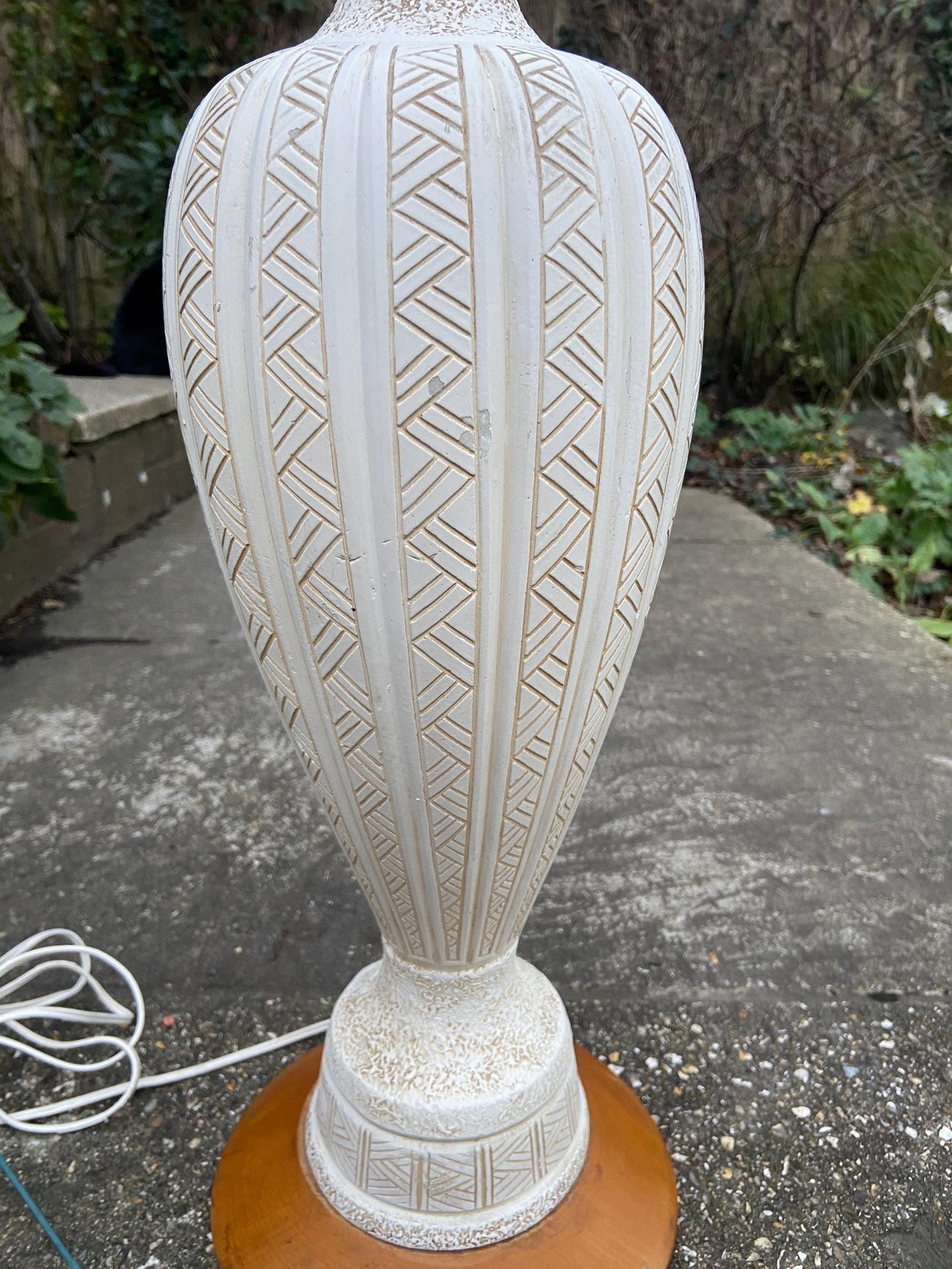 Super tall Retro 1970s white Pottery Table Lamp on wooden base - Vase style, stickle finish and geometric design - 63 cm tall