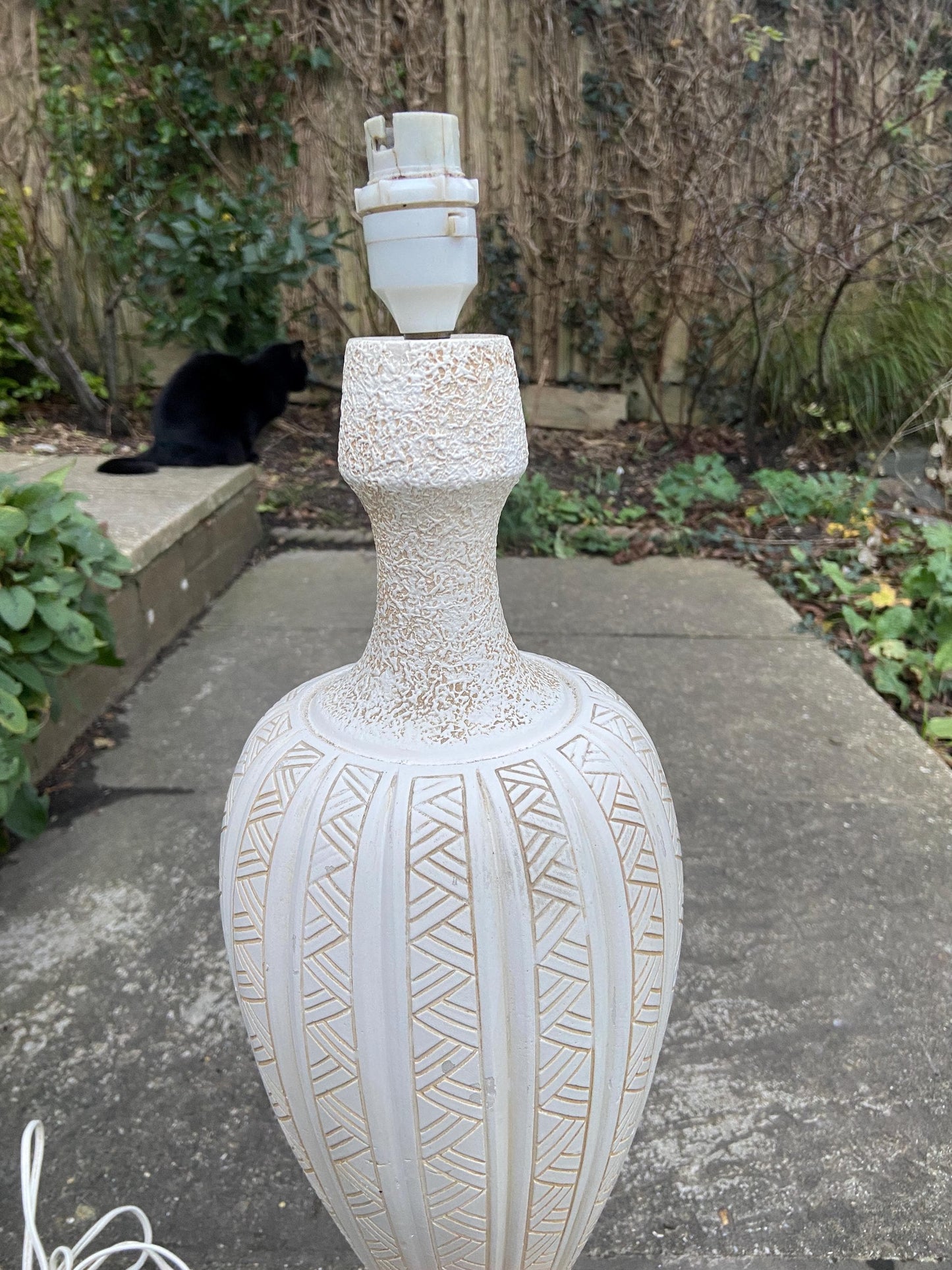 Super tall Retro 1970s white Pottery Table Lamp on wooden base - Vase style, stickle finish and geometric design - 63 cm tall