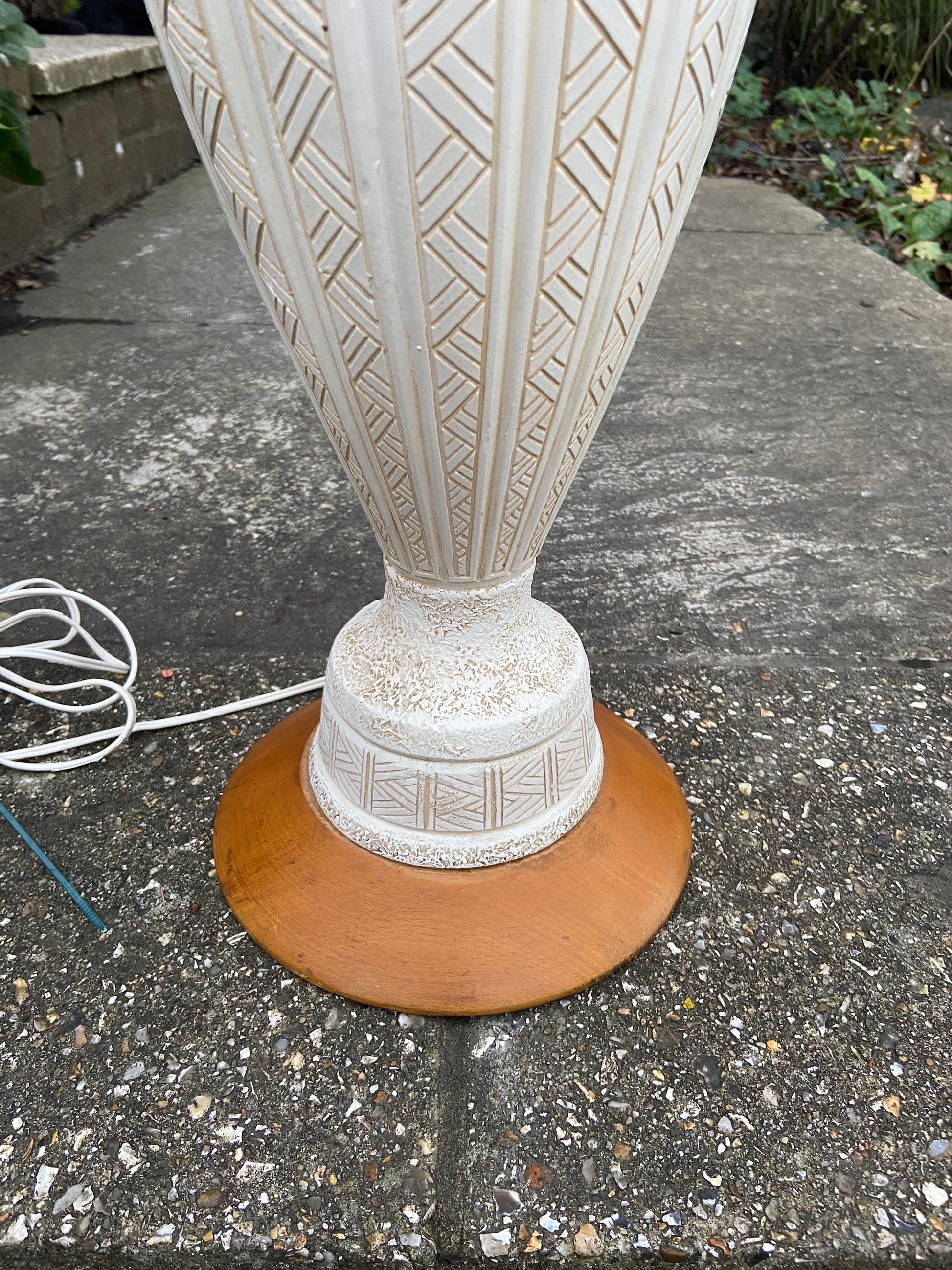 Super tall Retro 1970s white Pottery Table Lamp on wooden base - Vase style, stickle finish and geometric design - 63 cm tall