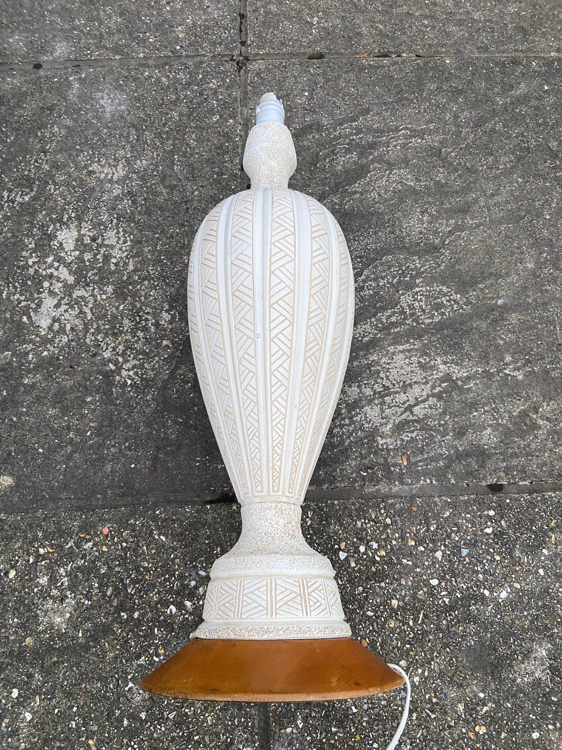 Super tall Retro 1970s white Pottery Table Lamp on wooden base - Vase style, stickle finish and geometric design - 63 cm tall