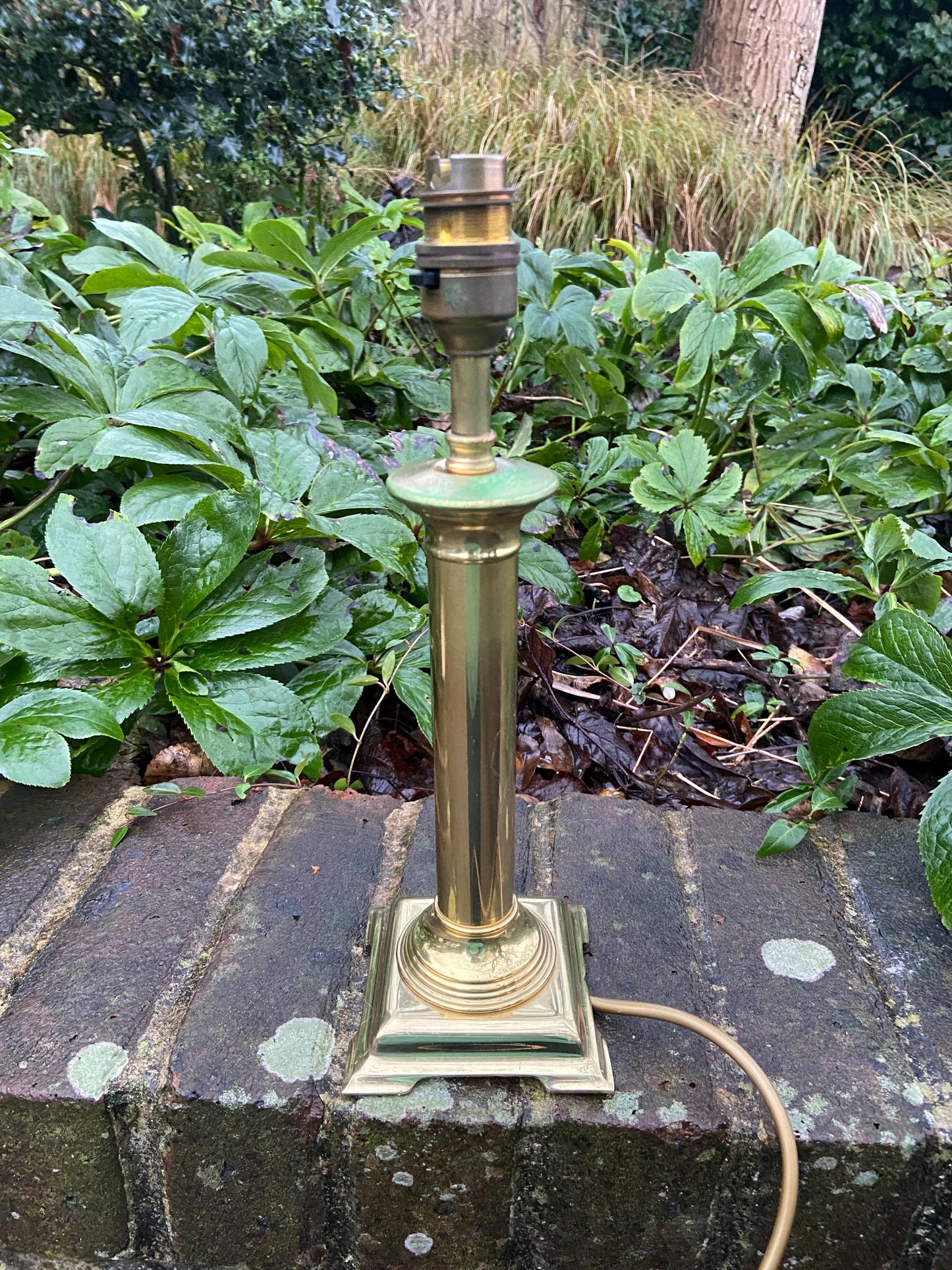 Medium sized classic retro brass vintage table lamp made for BHS - 32cm tall, working condition
