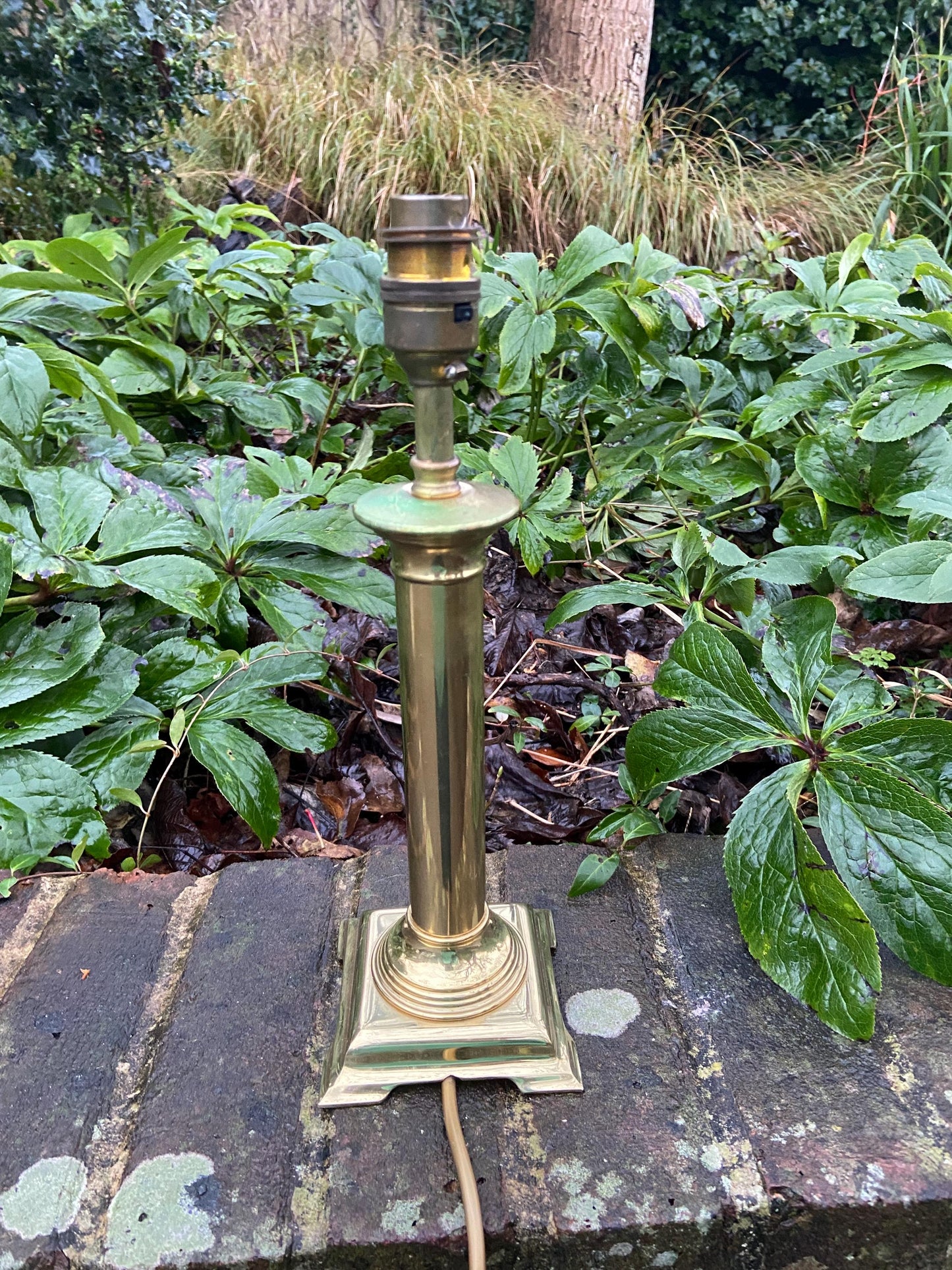 Medium sized classic retro brass vintage table lamp made for BHS - 32cm tall, working condition