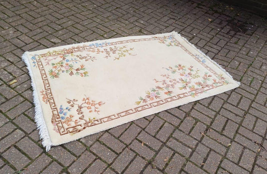 cream woollen rug. good quality. floral detail. VGC.  lovely thick woollen rug. vintage wool rug