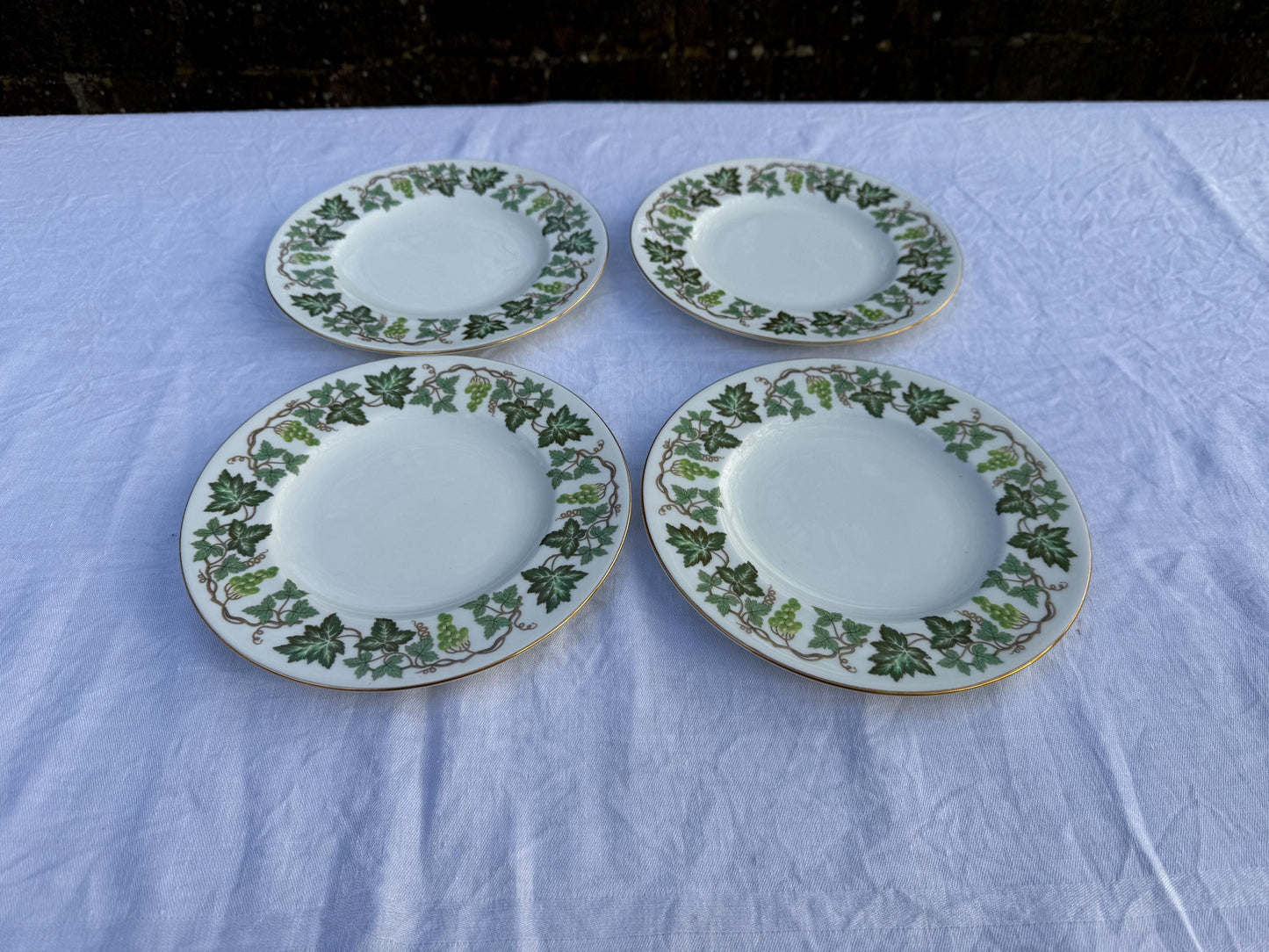 Part dinner service by Wedgwood Santa Clara mid century - Green Ivy pattern, 16 piece set incl dinner side plates, dessert soup bowls jug