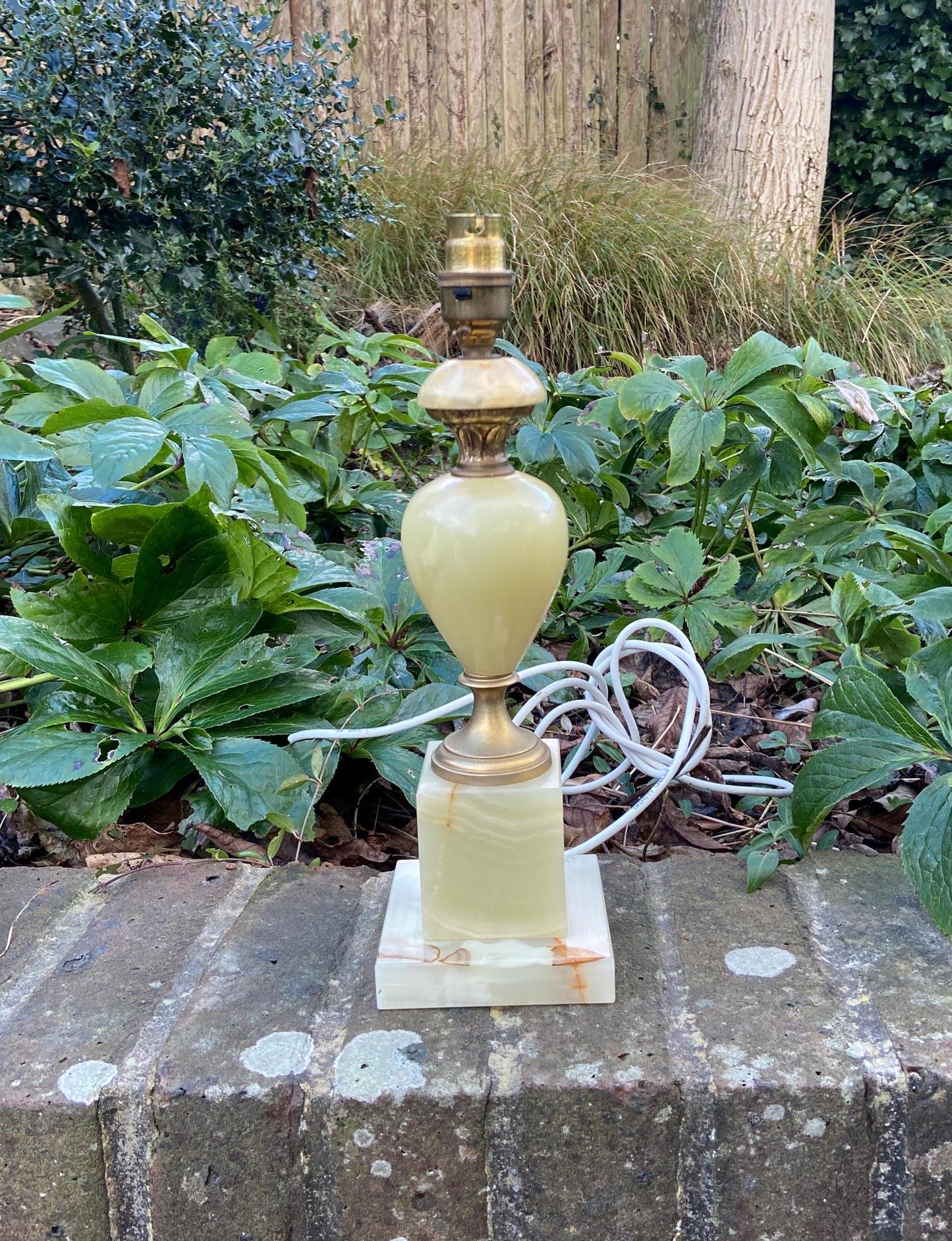 excellent onyx retro vintage table lamp. working and pat tested.  lovely light green with brown and cream detail.  attractive metal detail too.  tiered base