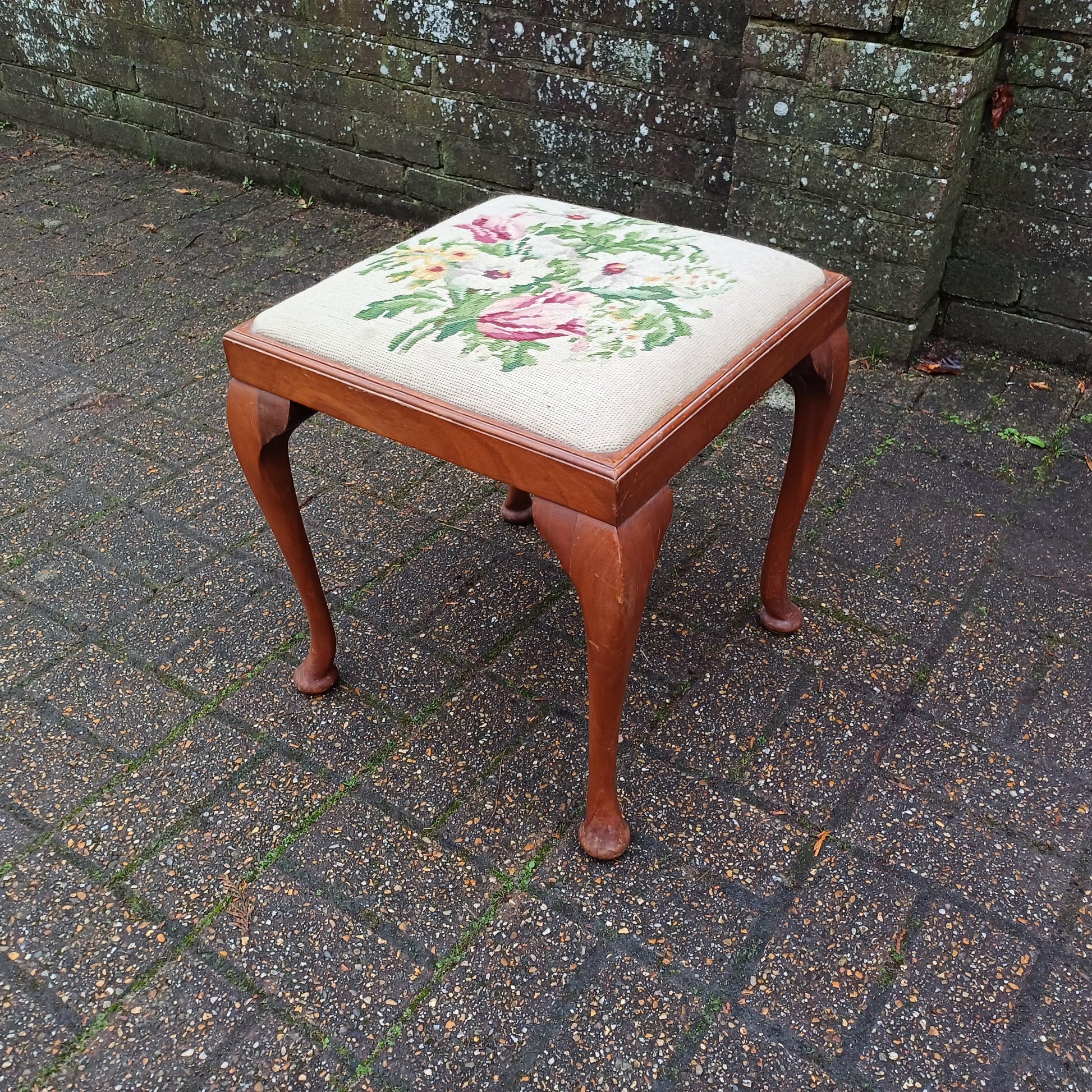 Vintage Cabriole Leg Stool with Original Still Life Tapestry, 1920s-1940s, Elegant and Timeless Design