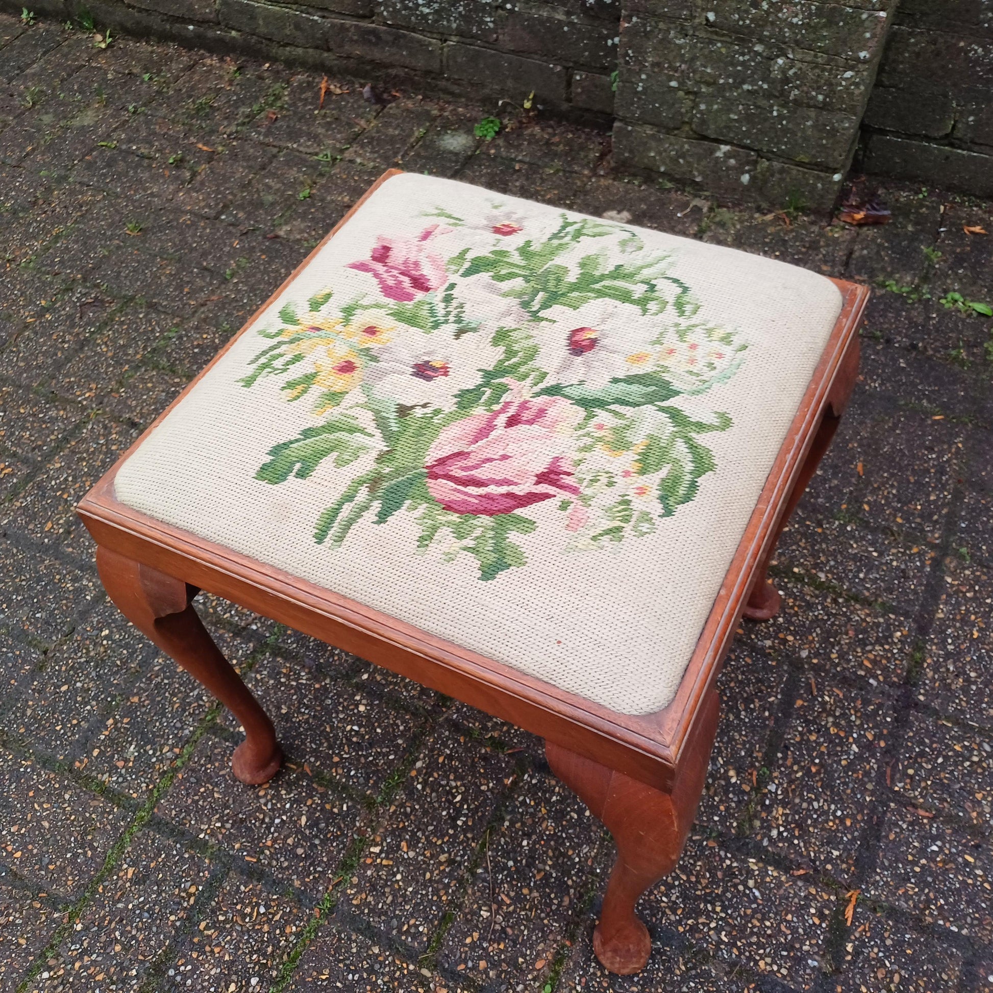 Vintage Cabriole Leg Stool with Original Still Life Tapestry, 1920s-1940s, Elegant and Timeless Design