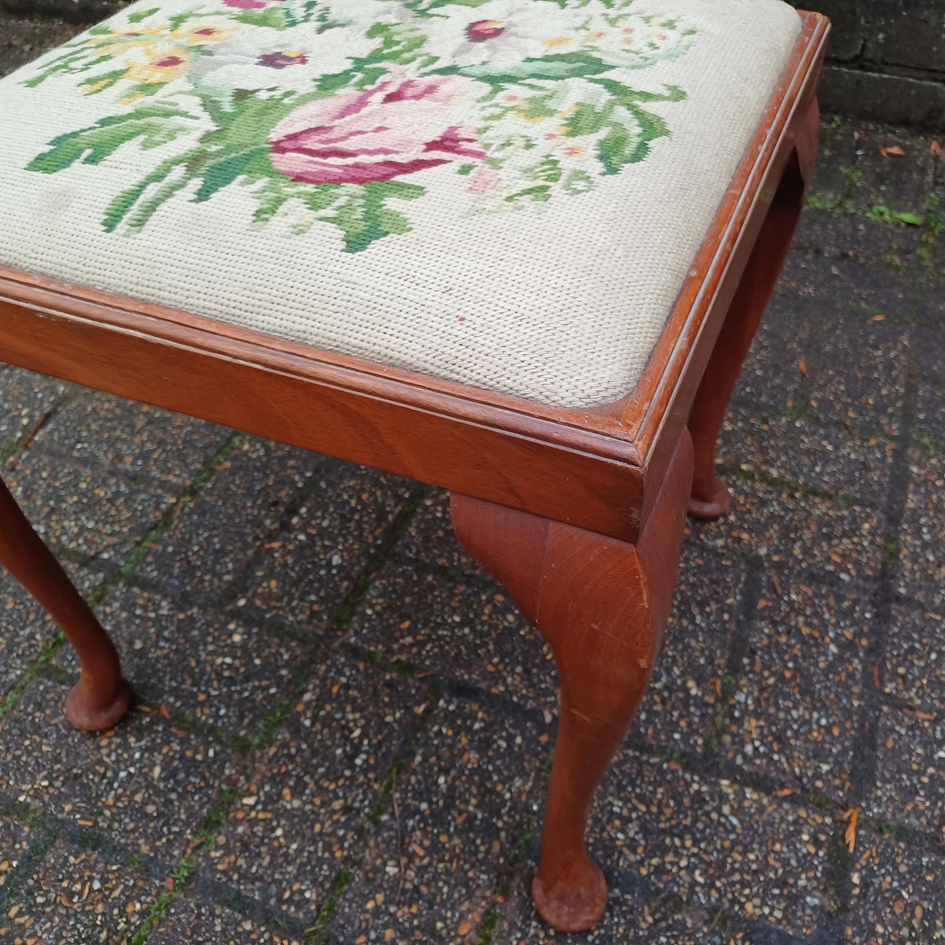 Vintage Cabriole Leg Stool with Original Still Life Tapestry, 1920s-1940s, Elegant and Timeless Design