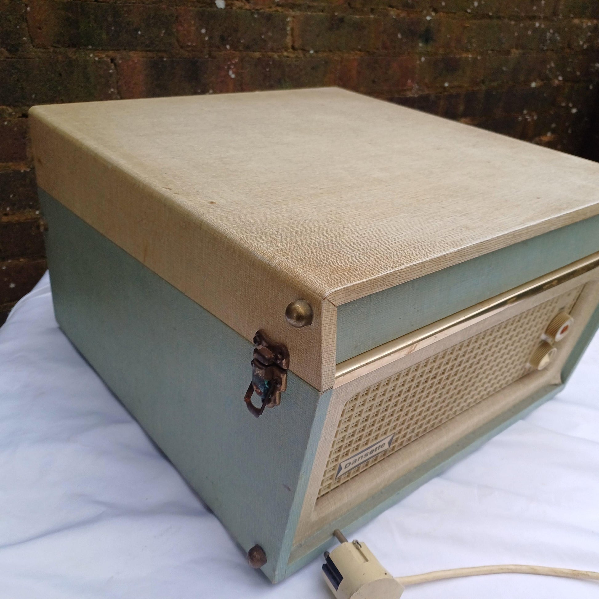 Retro Mid-Century Record Player – Retro Chic with Atomic Leg Plates Monarch 'The Dansette Bermuda'
