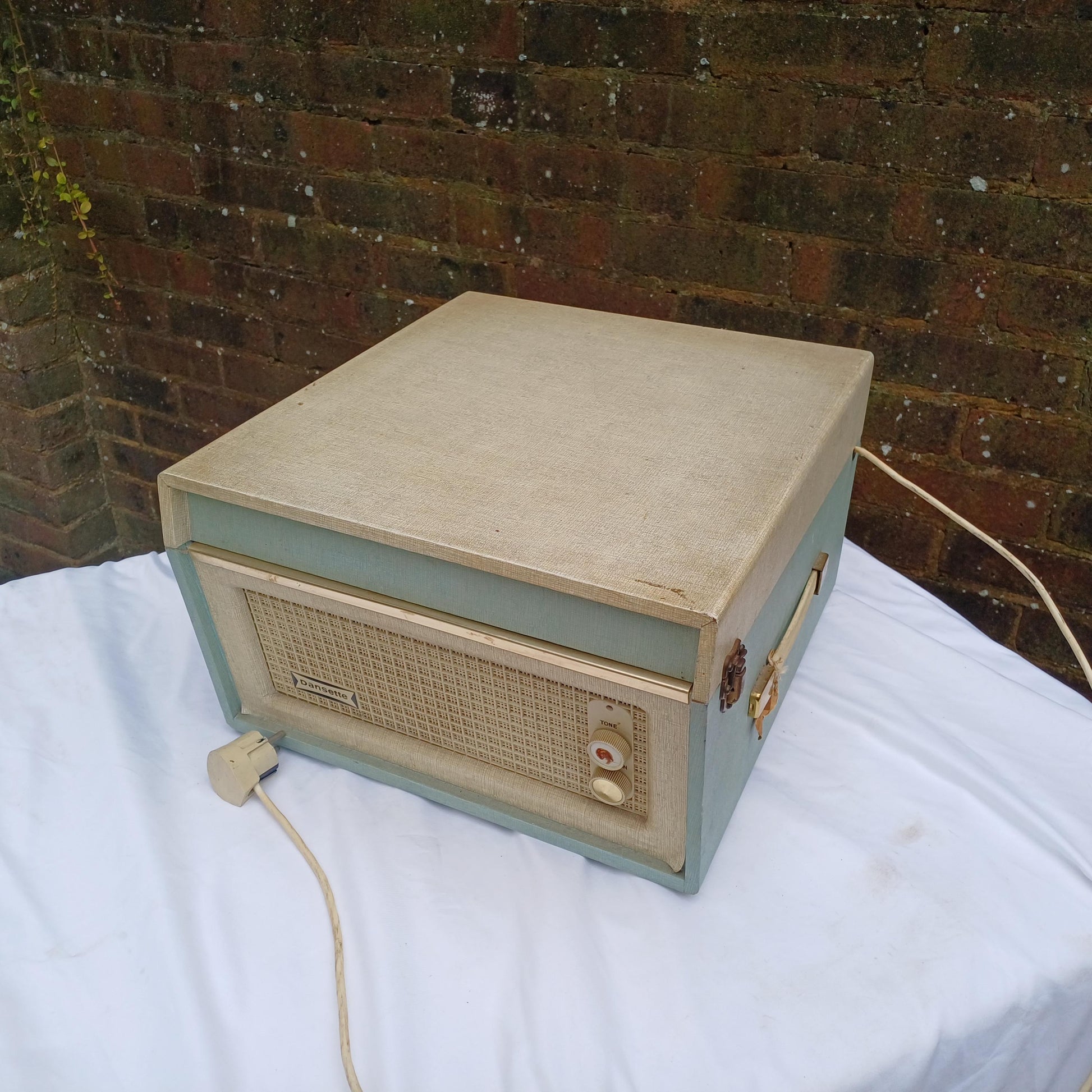 Retro Mid-Century Record Player – Retro Chic with Atomic Leg Plates Monarch 'The Dansette Bermuda'