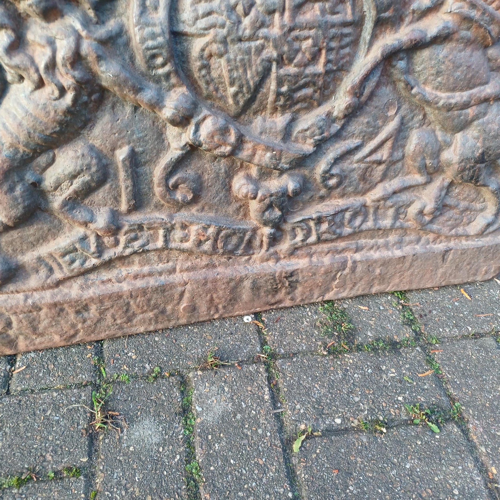 Huge Breathtaking 53 kg Solid Iron Fire Back Historical Aesthetics 'God and my Right' 17th or 18th Century