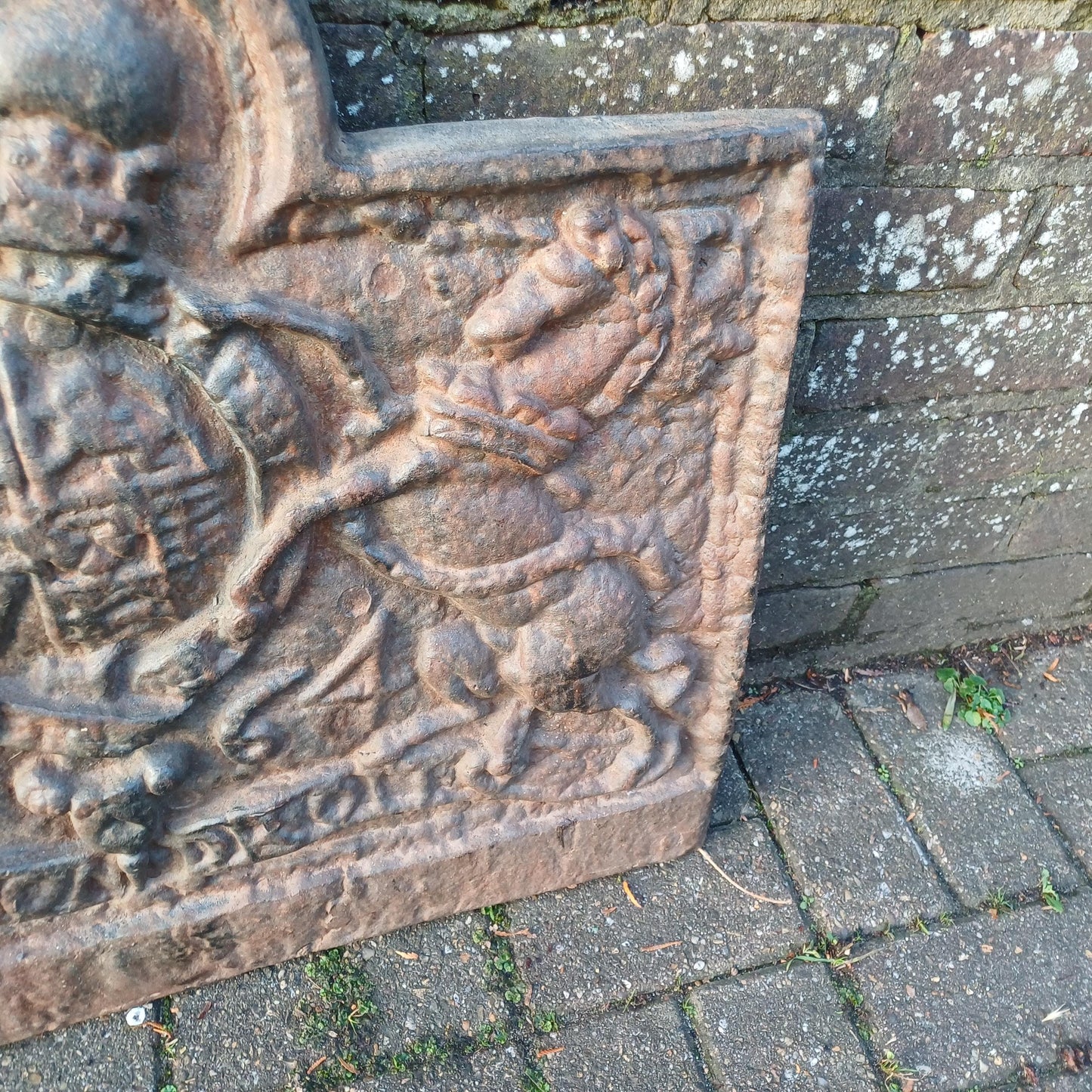 Huge Breathtaking 53 kg Solid Iron Fire Back Historical Aesthetics 'God and my Right' 17th or 18th Century