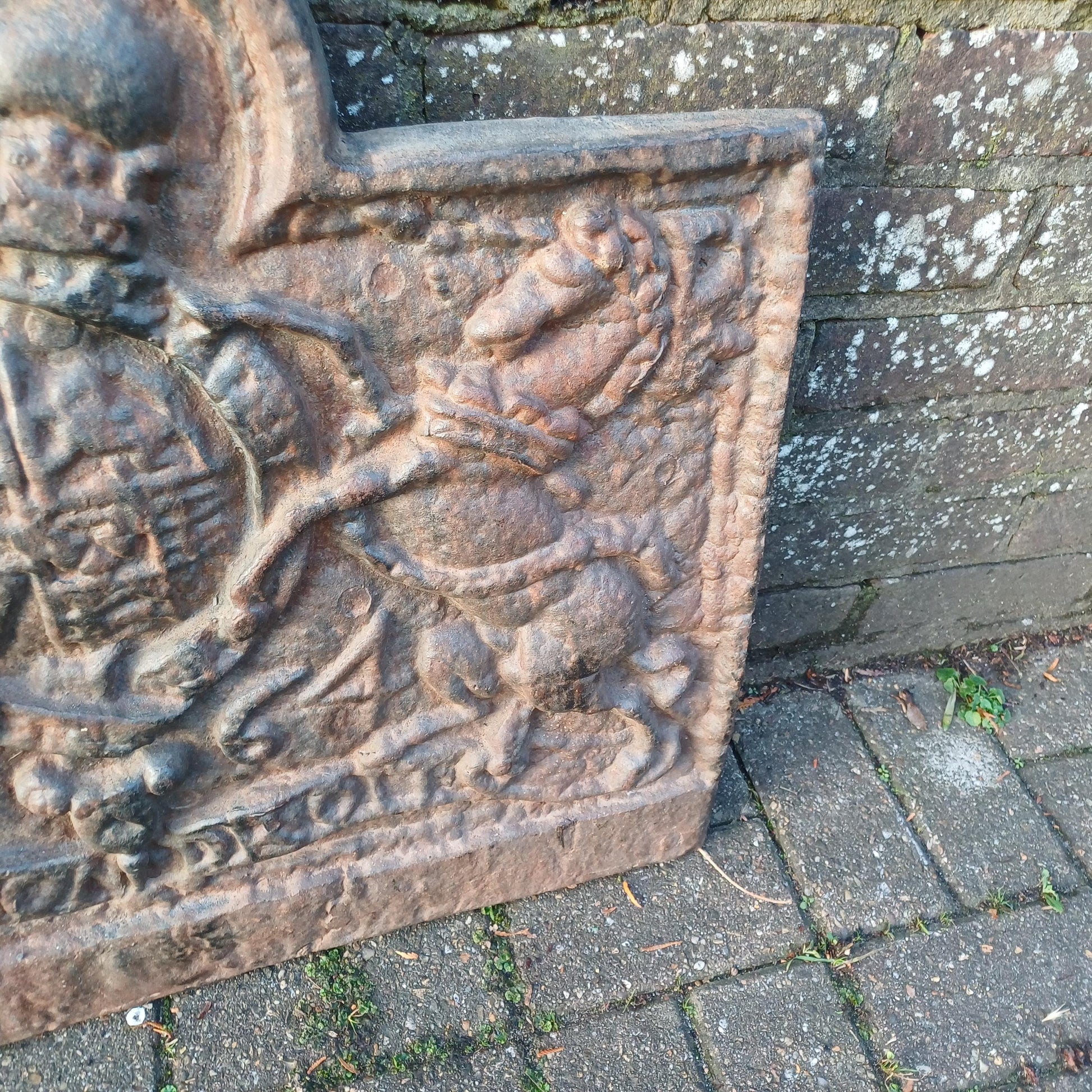 Huge Breathtaking 53 kg Solid Iron Fire Back Historical Aesthetics 'God and my Right' 17th or 18th Century